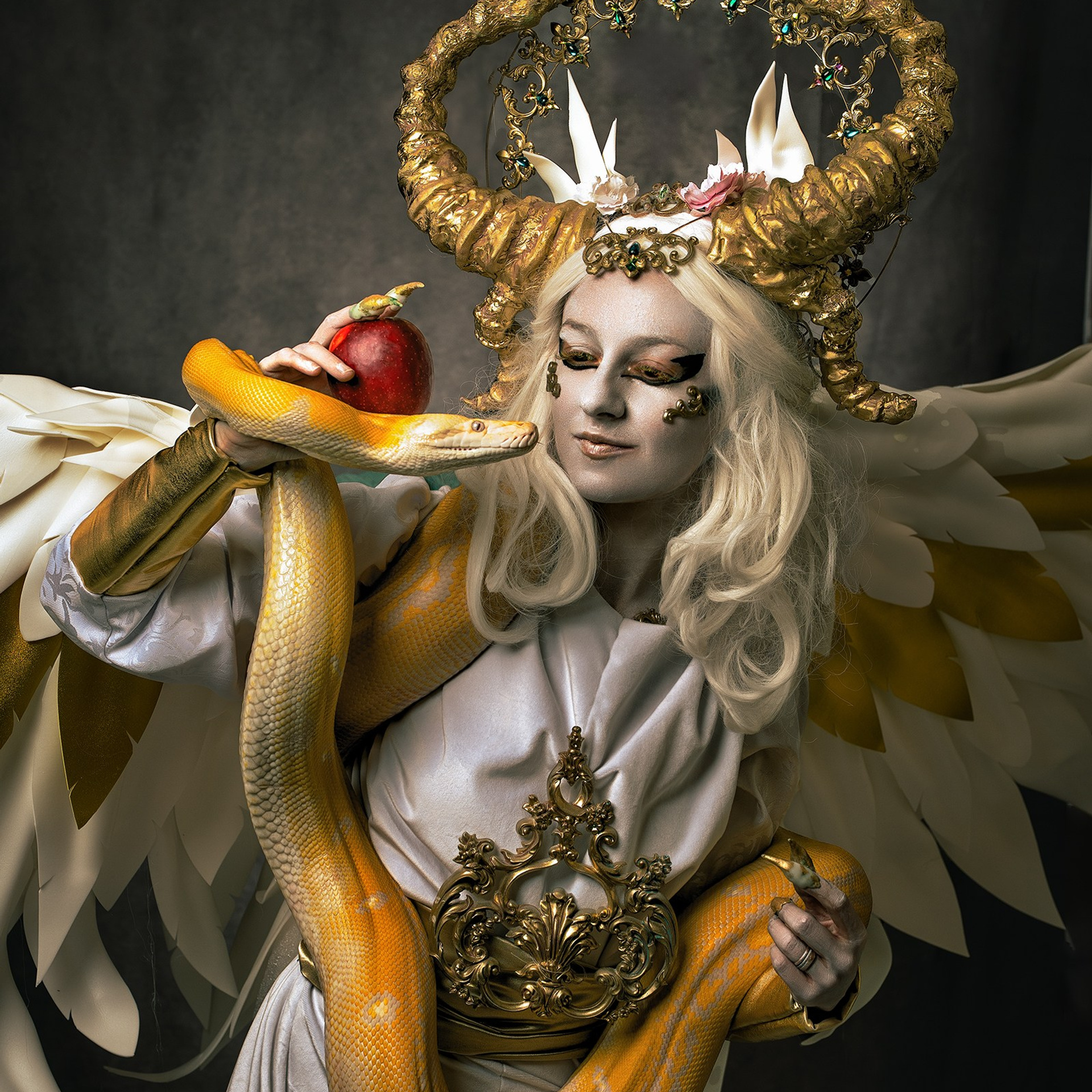 Художественная Фотография на фоне «Ева или Ангел?»