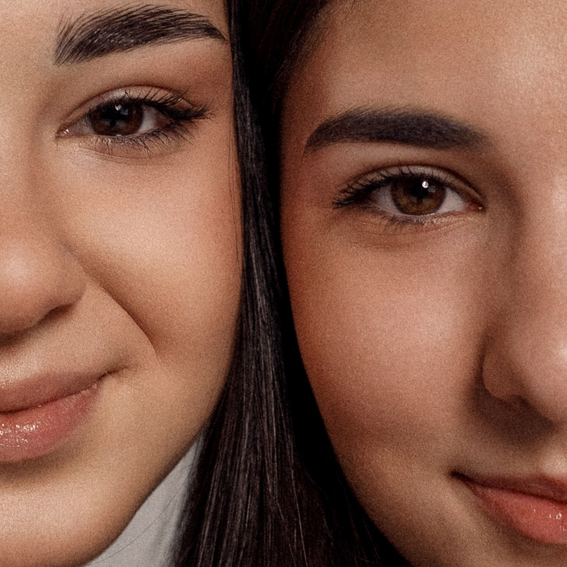 Студийная фотосессия двух сестёр