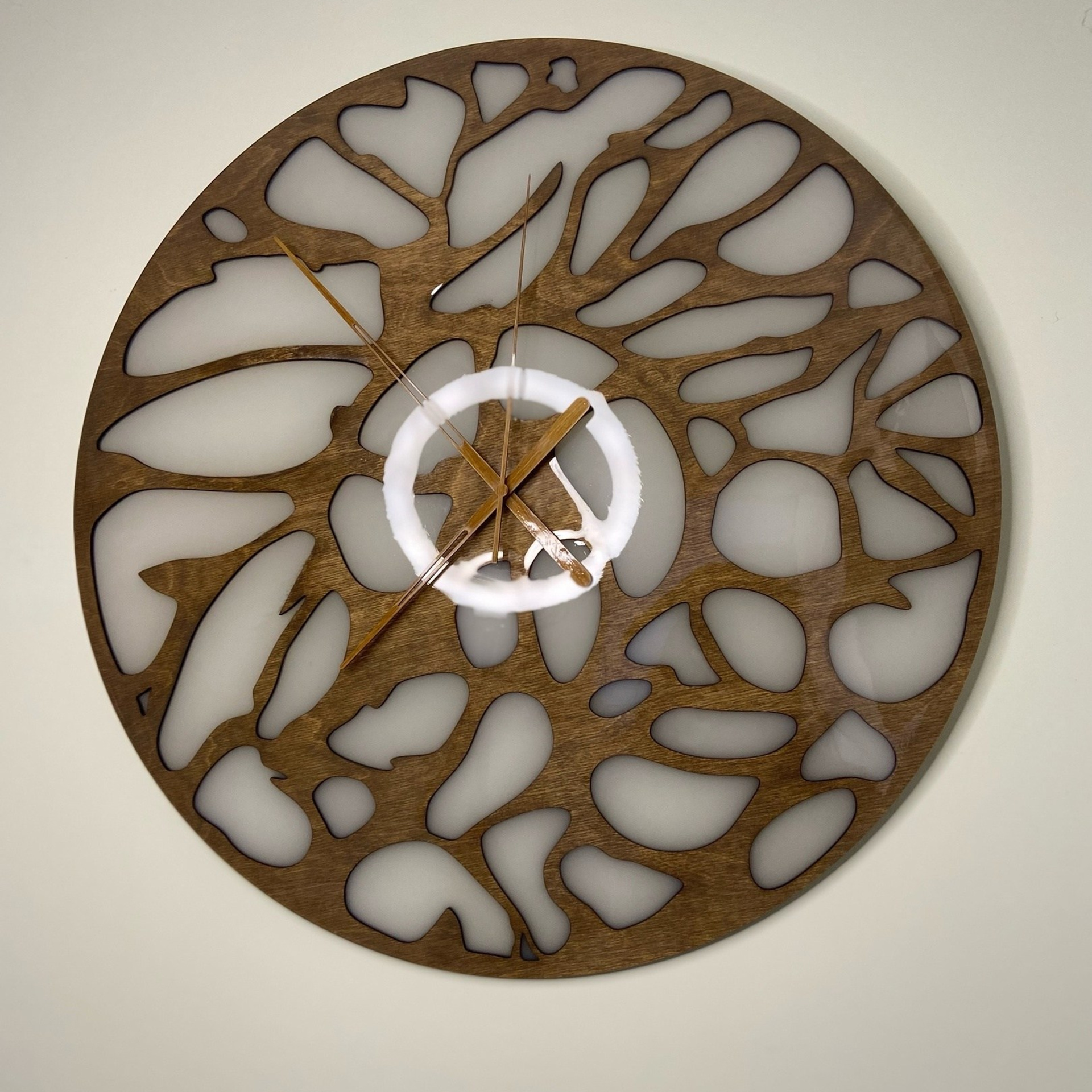 Часы настенные «Пересвет среди ветвей». Арт-объекты для стен. Авторские картины, панно, часы и портреты по фото