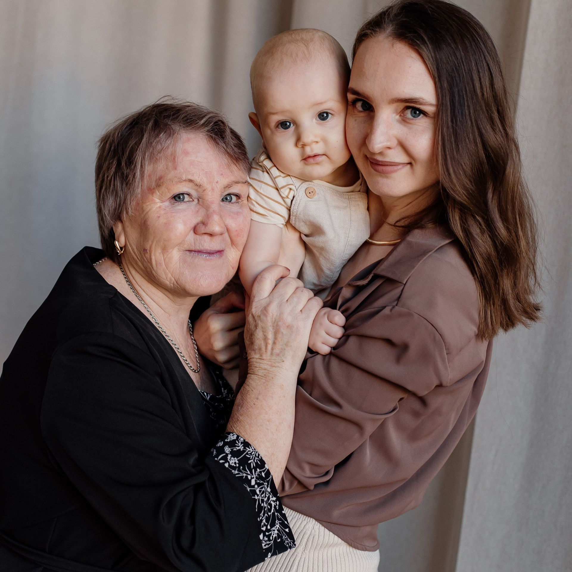 Отзывы. Фотограф Авилова Дарья ● Тюмень● Съемка больших семей ●Архив поколений