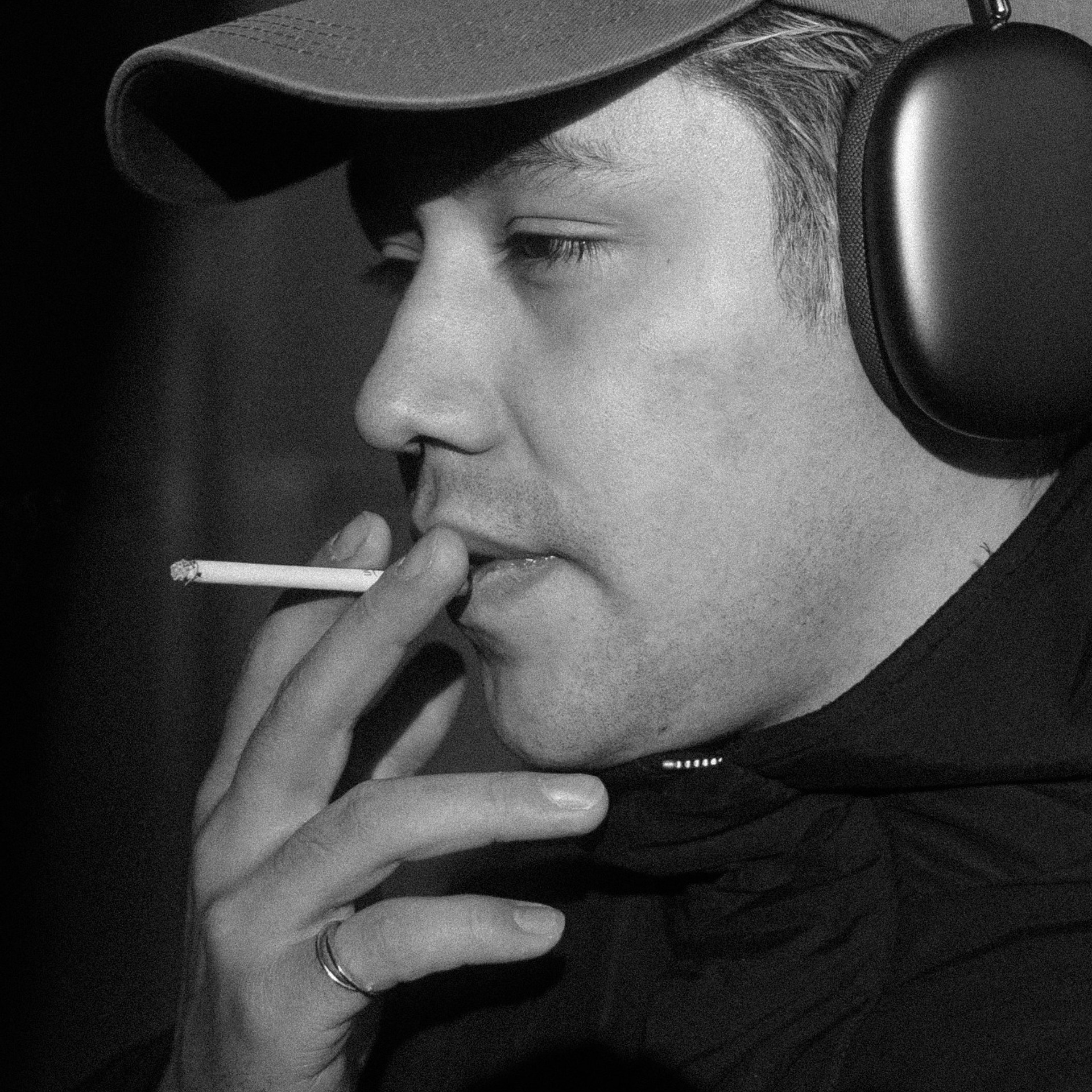 Мужская уличная фотосессия с Рахатом в чб стиле