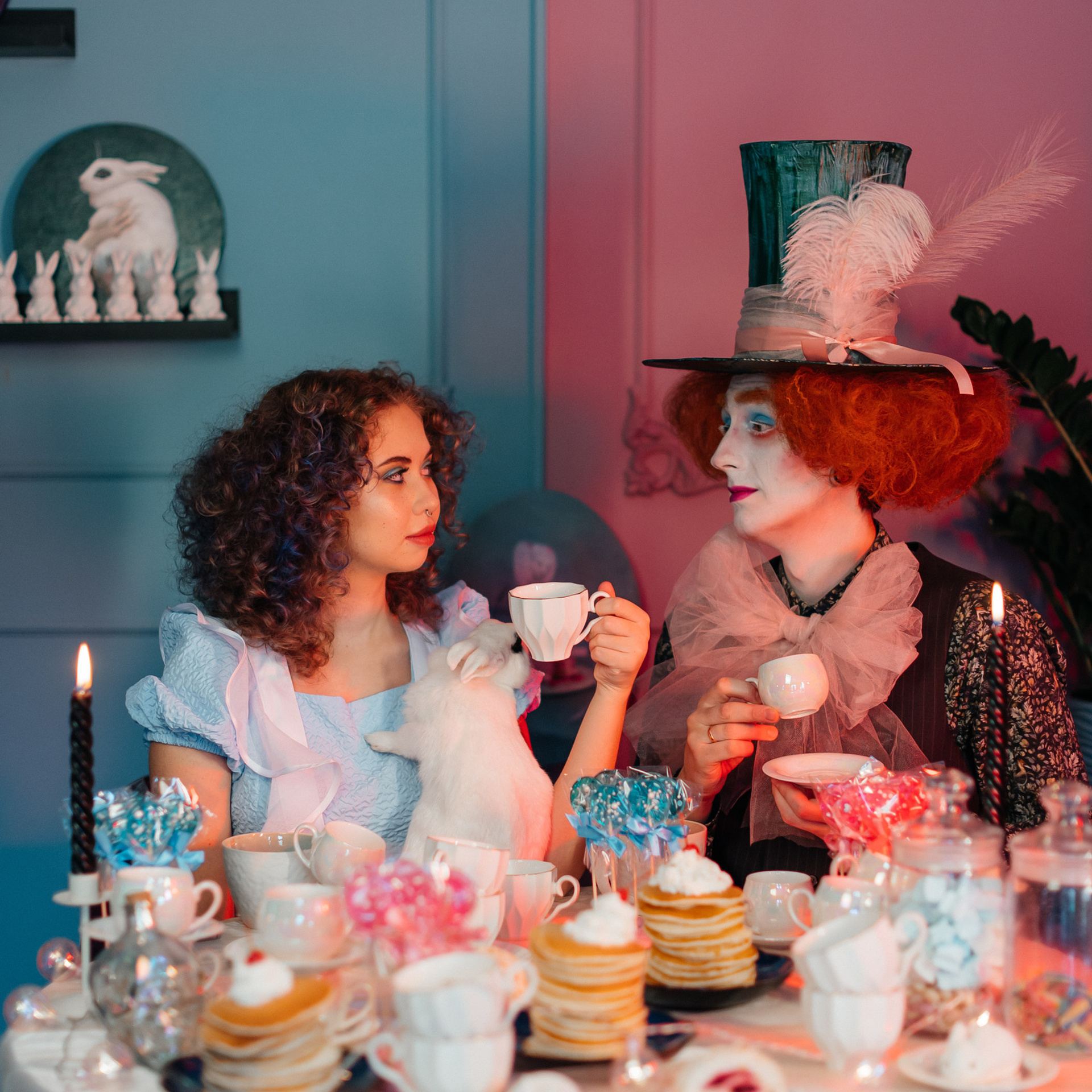 Алиса в&nbsp;Стране Чудес, кафе «Нора»