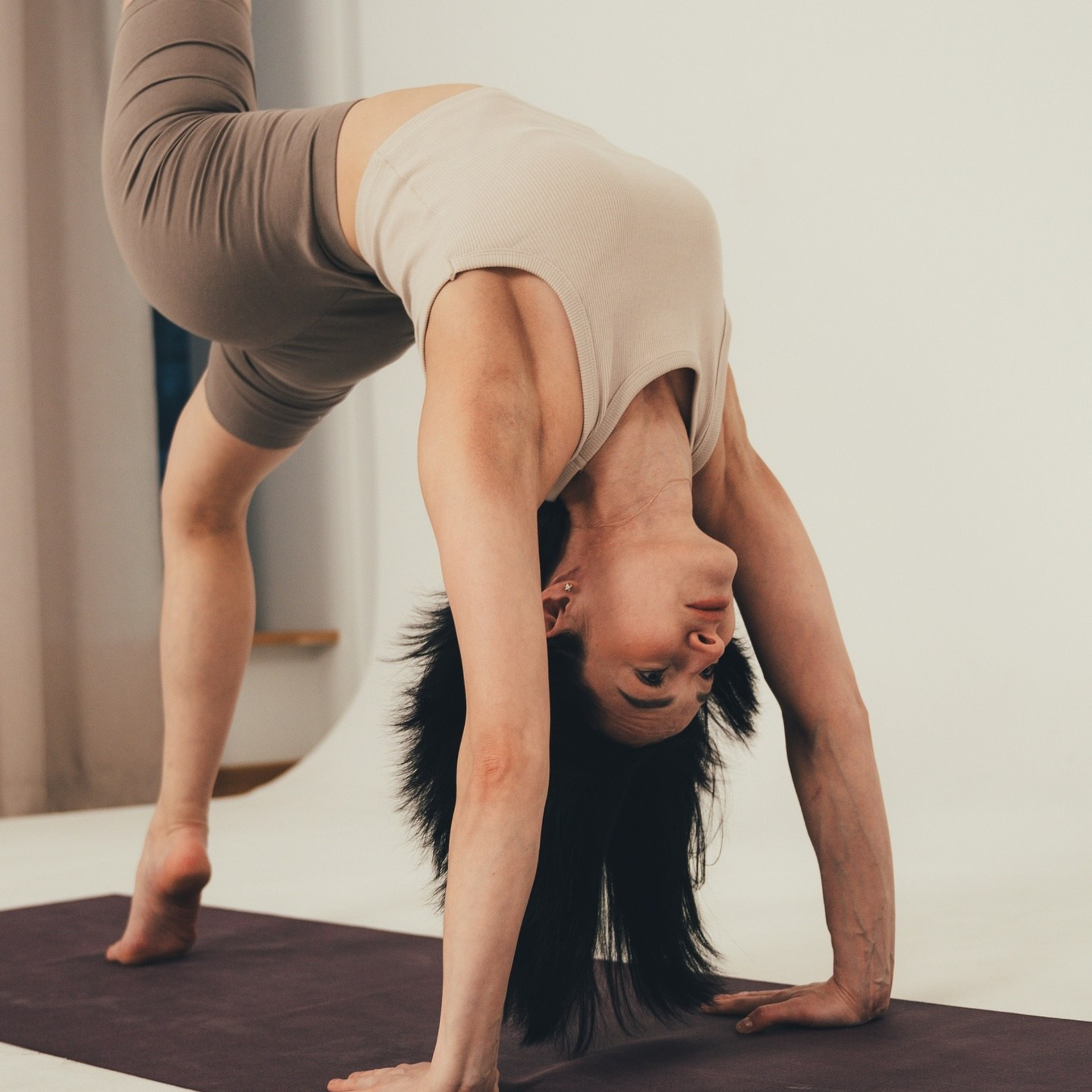 кадр девушки в йогической позе