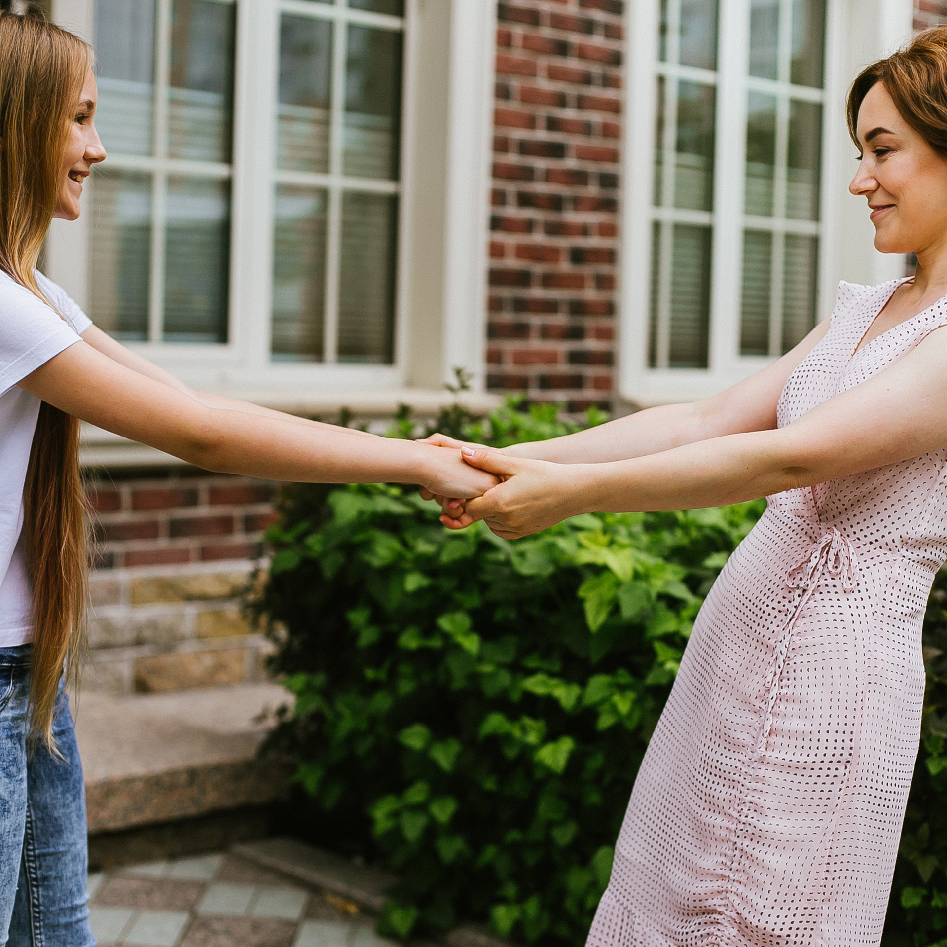 Полиночка с мамой. Перед грозой.