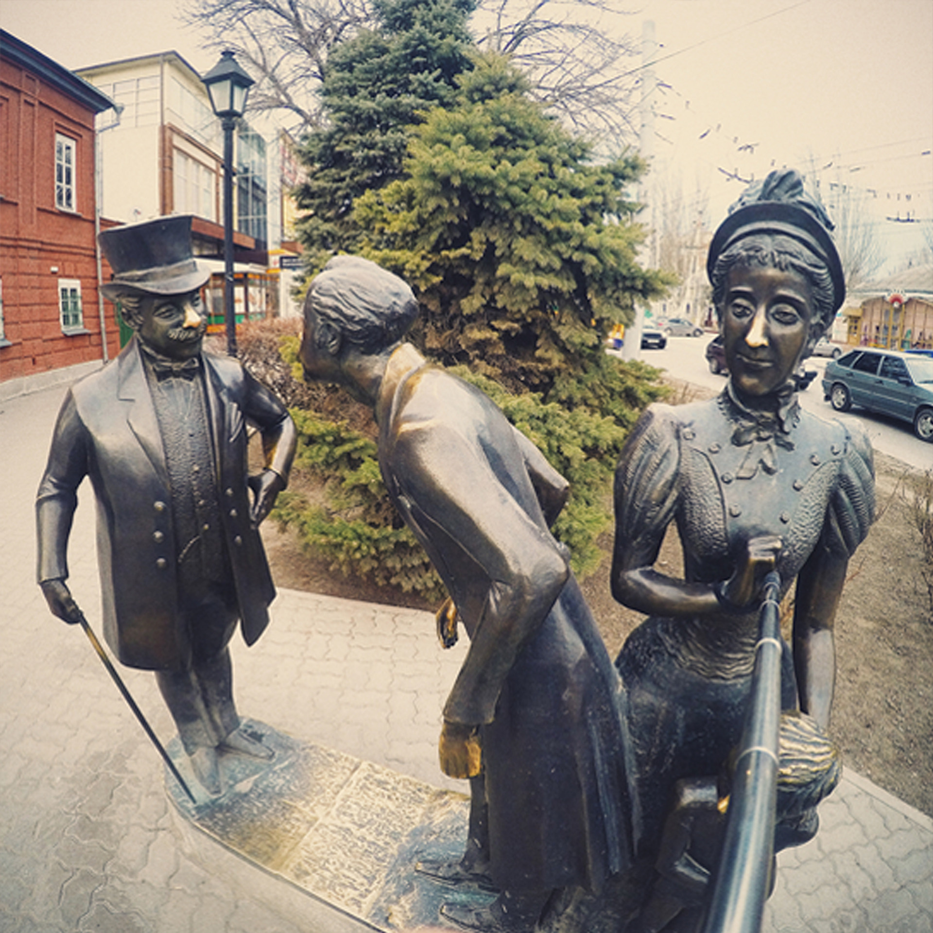 Фотография памятника "Толстый и тонкий" в городе Таганроге. Памятник создан в честь одноименной сказки А.П. Чехова, где два брата, сильный и слабый, доказывают, что настоящая сила не в мускулах, а в уме и умении договариваться. На фото запечатлено изображение памятника, где Толстый и Тонкий изображены в разных позах, символизируя свои отличительные черты. Памятник является популярным местом среди туристов и местных жителей, и является символом дружбы и взаимопонимания.