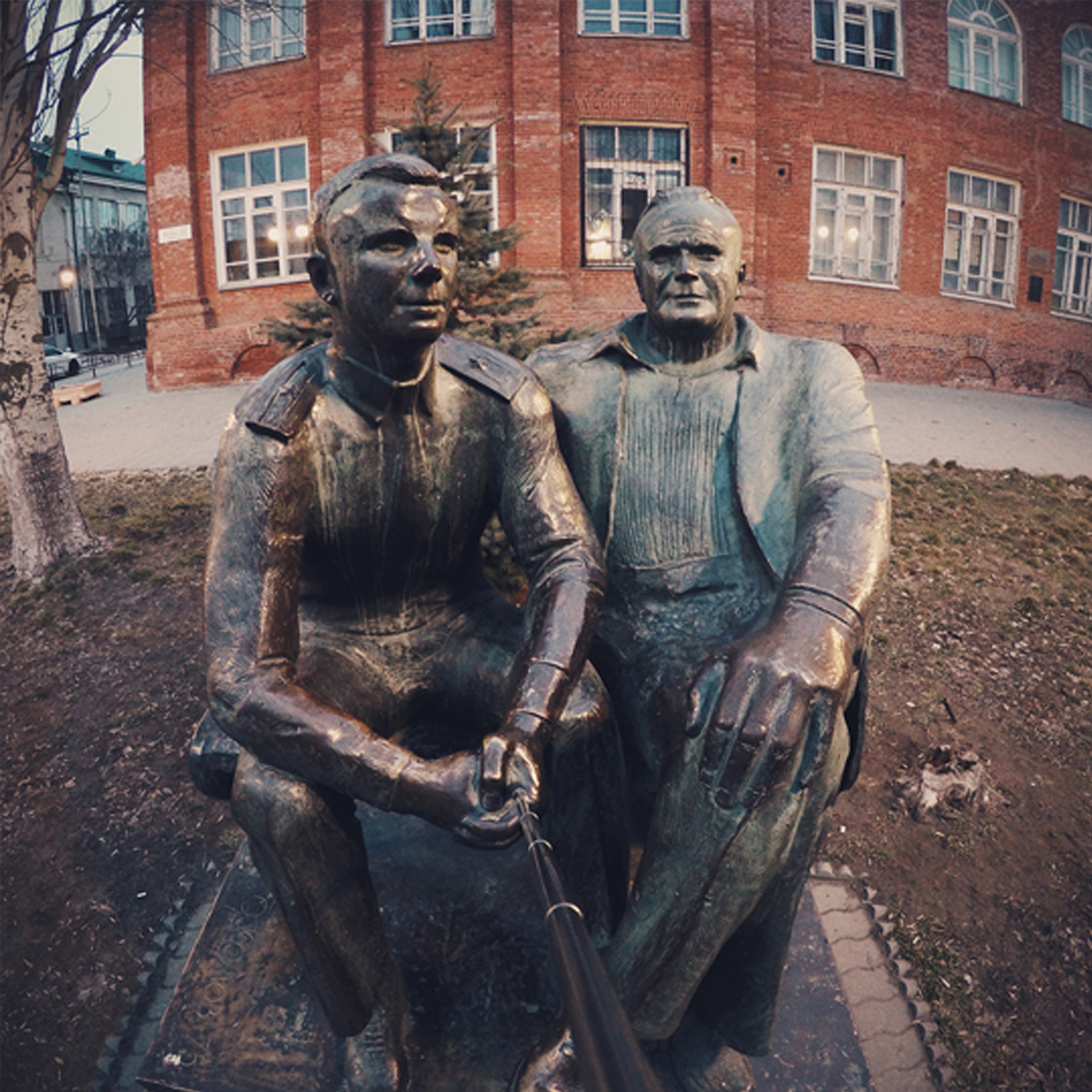Фотография памятника Ю.А. Гагарину и С.П. Королеву в городе Таганроге. Памятник был установлен в честь двух выдающихся соотечественников - первого космонавта Ю.А. Гагарина и главного конструктора космических кораблей С.П. Королева. Памятник стал символом космической эпохи и научных достижений, связанных с городом Таганрогом. Он привлекает внимание туристов и жителей города, напоминая им об историческом значении и наследии города в космической отрасли.