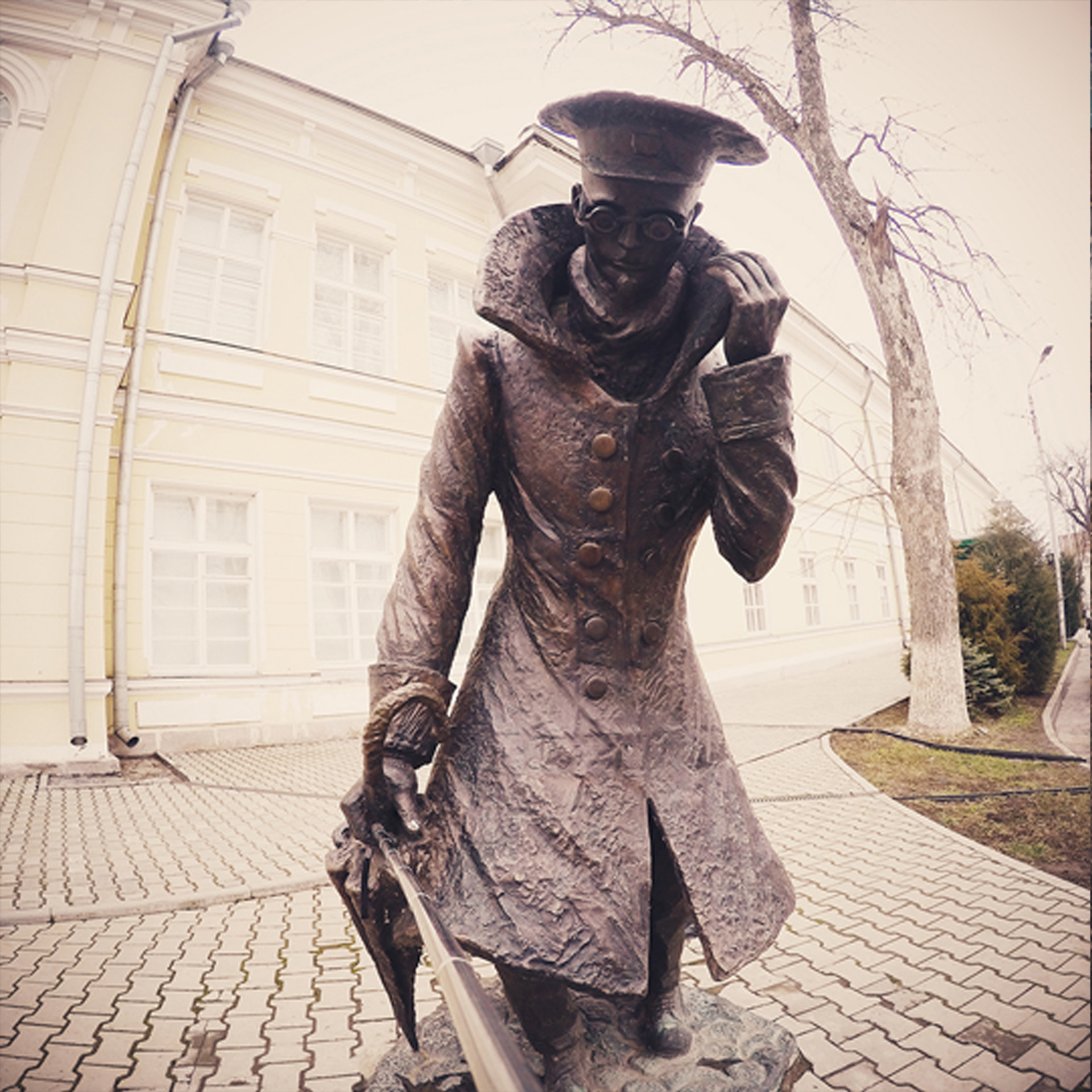 Фотография памятника "Человек в футляре" в городе Таганроге. Памятник был установлен в честь одноименной пьесы А.П. Чехова, в которой он описывает общество, где люди привязывают большое значение к социальному статусу и внешним атрибутам успеха. На фото запечатлено изображение памятника, где человек, одетый в костюм и закрытый в футляре, символизирует пустоту и поверхностность, которые часто присущи обществу. Памятник является одной из главных достопримечательностей города и привлекает туристов своей символичностью и историческим значением.