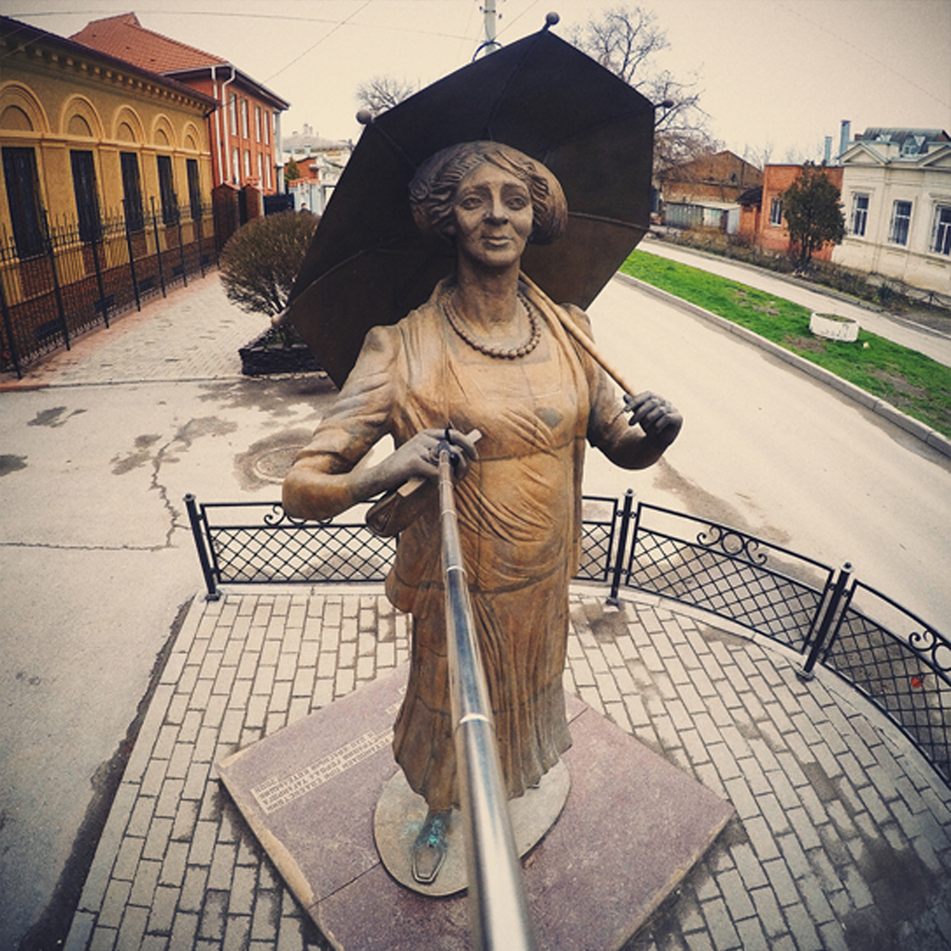 Фотография памятника Ф.Г. Раневской в городе Таганроге. Памятник установлен в честь известной советской актрисы, которая родилась и провела детство в Таганроге. На фото запечатлено изображение памятника, где Раневская изображена стоящей под зонтом, в одной из ее известных ролей. Памятник стал одной из главных достопримечательностей города, привлекая туристов и поклонников актрисы со всей страны. Он является символом культуры и искусства региона и олицетворяет наследие Раневской, которое продолжает жить и сегодня.
