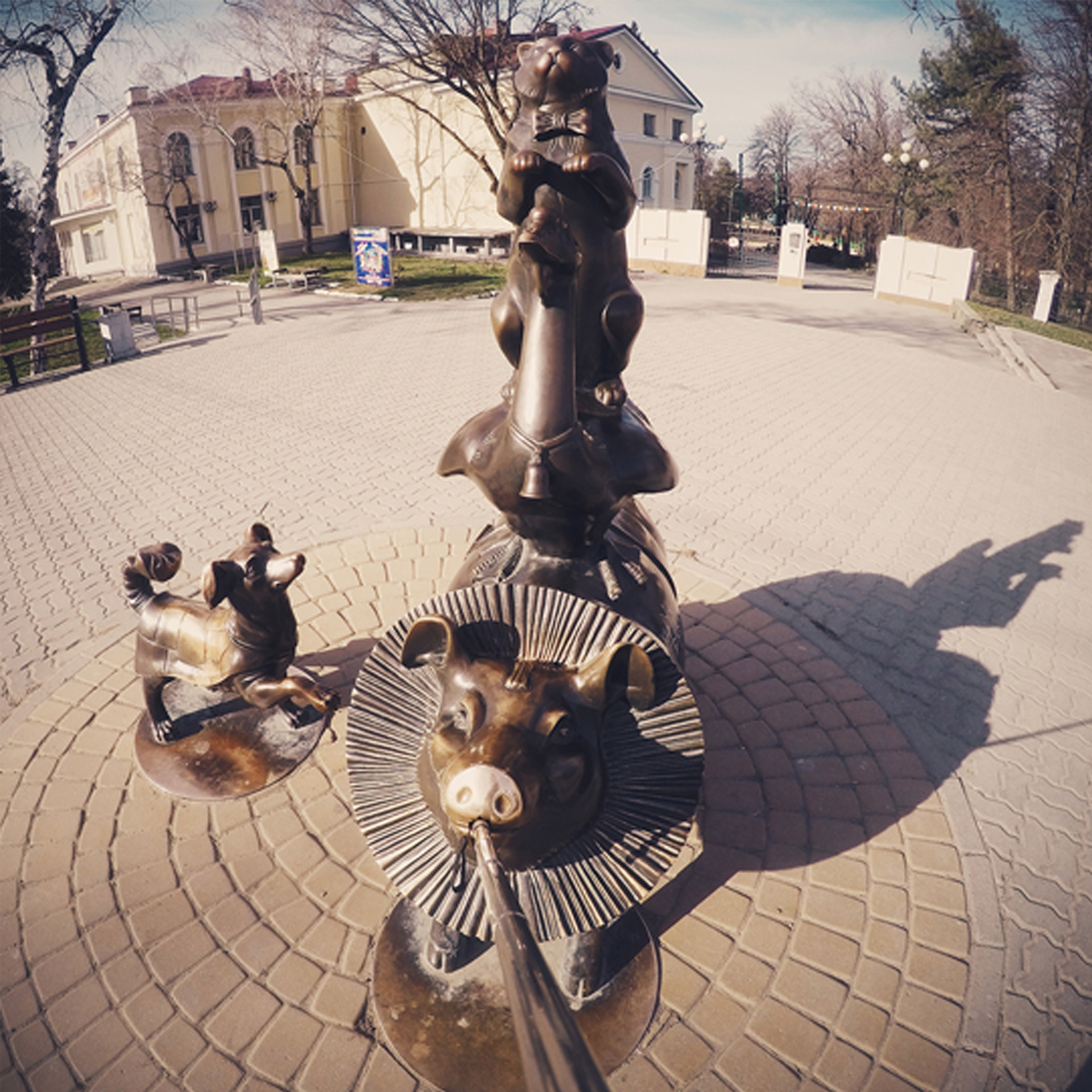 Фотография памятника Каштанке в городе Таганроге. Памятник установлен в честь героини знаменитой пьесы А.П. Чехова "Каштанка". На фото запечатлено изображение памятника, где Каштанка изображена на задних лапах, украшая главную площадь города. Памятник стал символом детства и наивной верности, которые олицетворяет Каштанка. Он является одной из главных достопримечательностей города, привлекая туристов и местных жителей. Памятник является отражением культурного и исторического наследия города, связанного с творчеством А.П. Чехова.