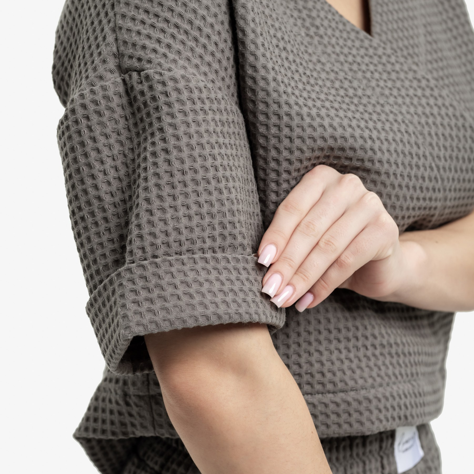 съёмка одежды на модели, фактура ткани крупно, фото для карточки товара на маркетплейсе