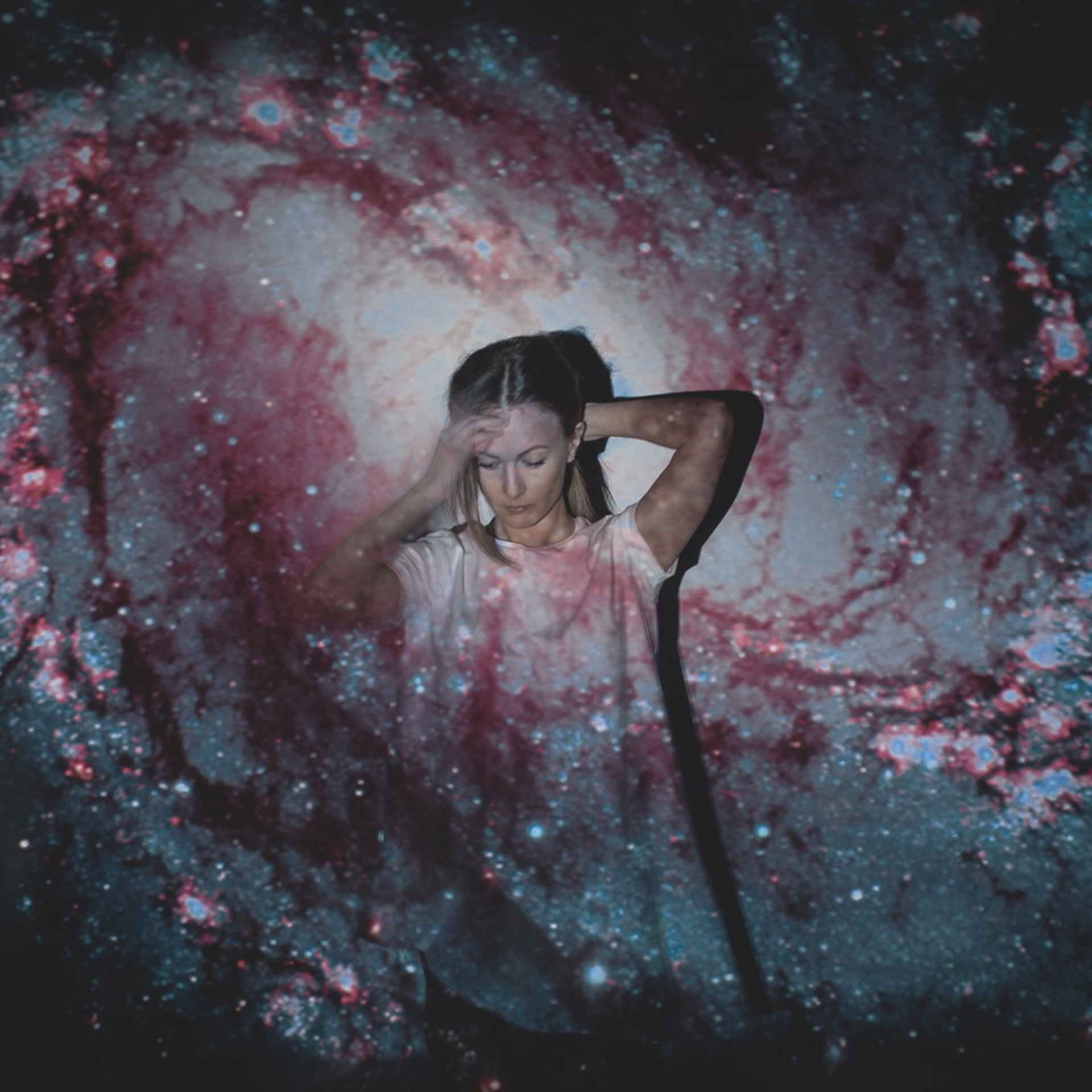 девушка на фоне млечного пути фотосессия с проектором Гранкин Александр Санкт-Петербург  