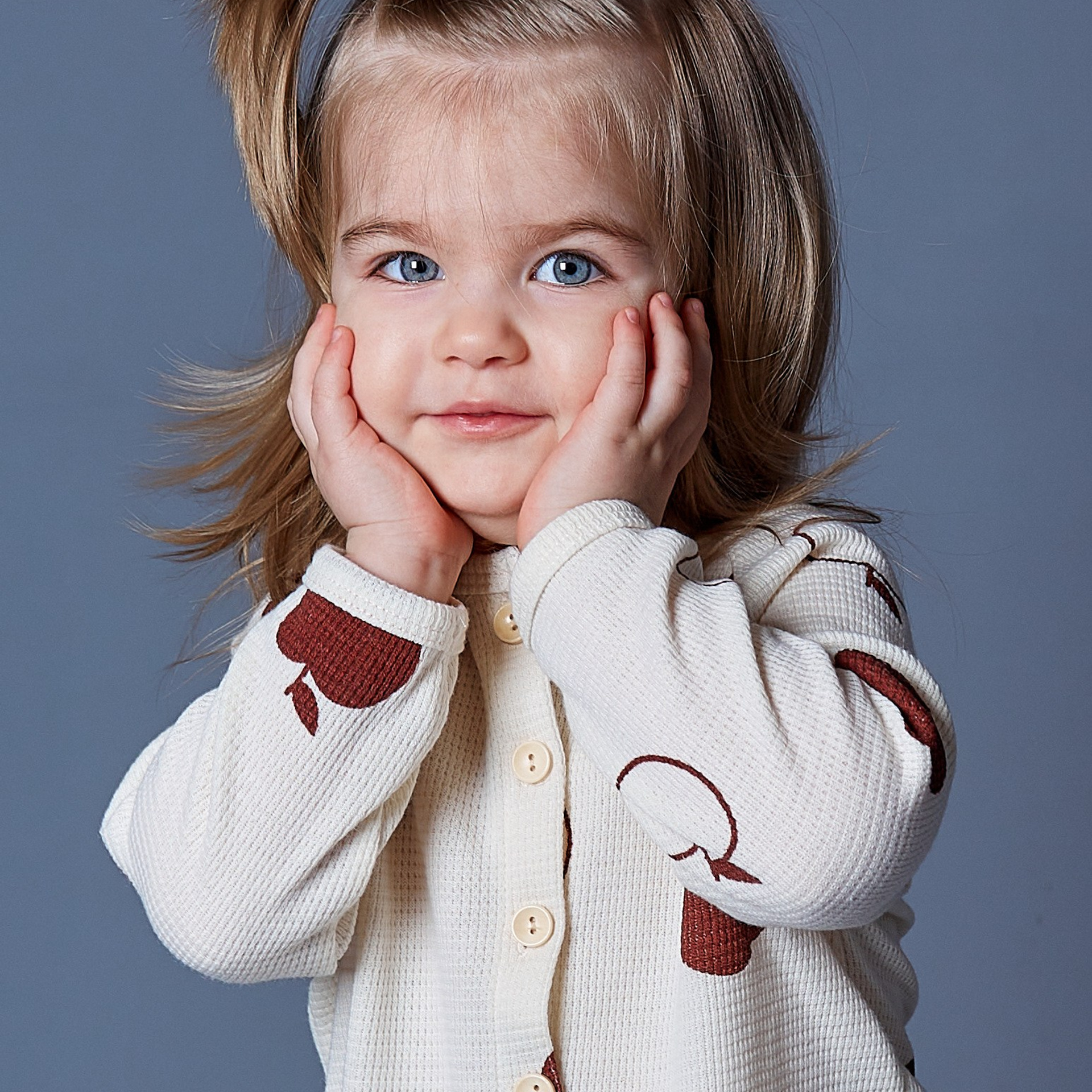 Съемка для маркетплейса маленькая девочка в детской пижаме цветной фон 