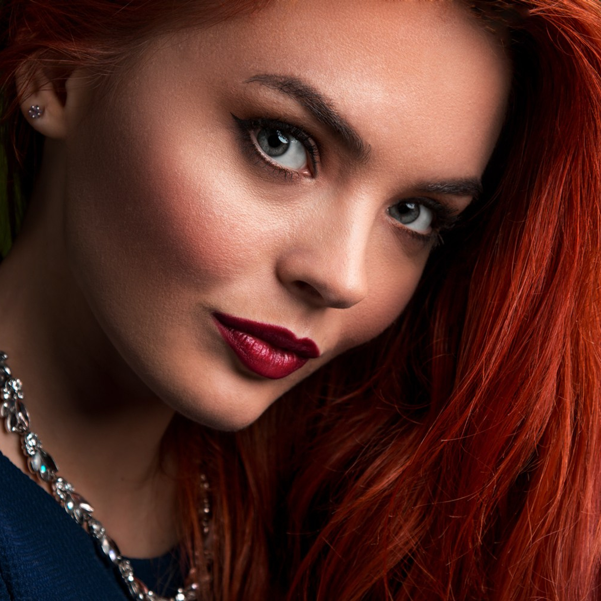 Крупный фотопортрет  девушки с красными волосами портретный фотограф Гранкин Александр Санкт-Петербург 