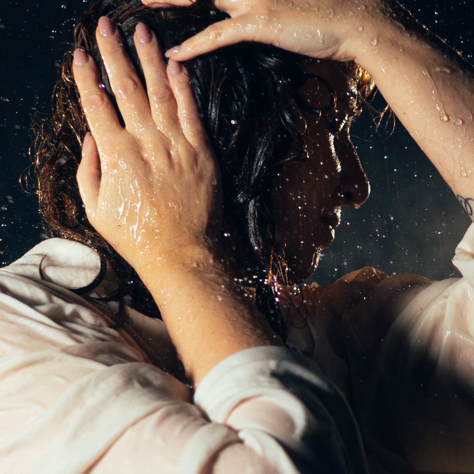 Женская съёмка в&nbsp;студии с&nbsp;дождём