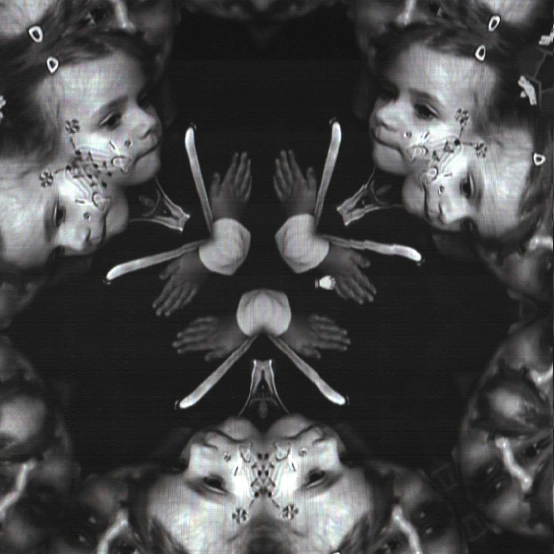 Fluxus Selfie Machine. Роман Ходырев — эзотериолог, художник, фотограф и музыкант. Санкт-Петербург, Рига