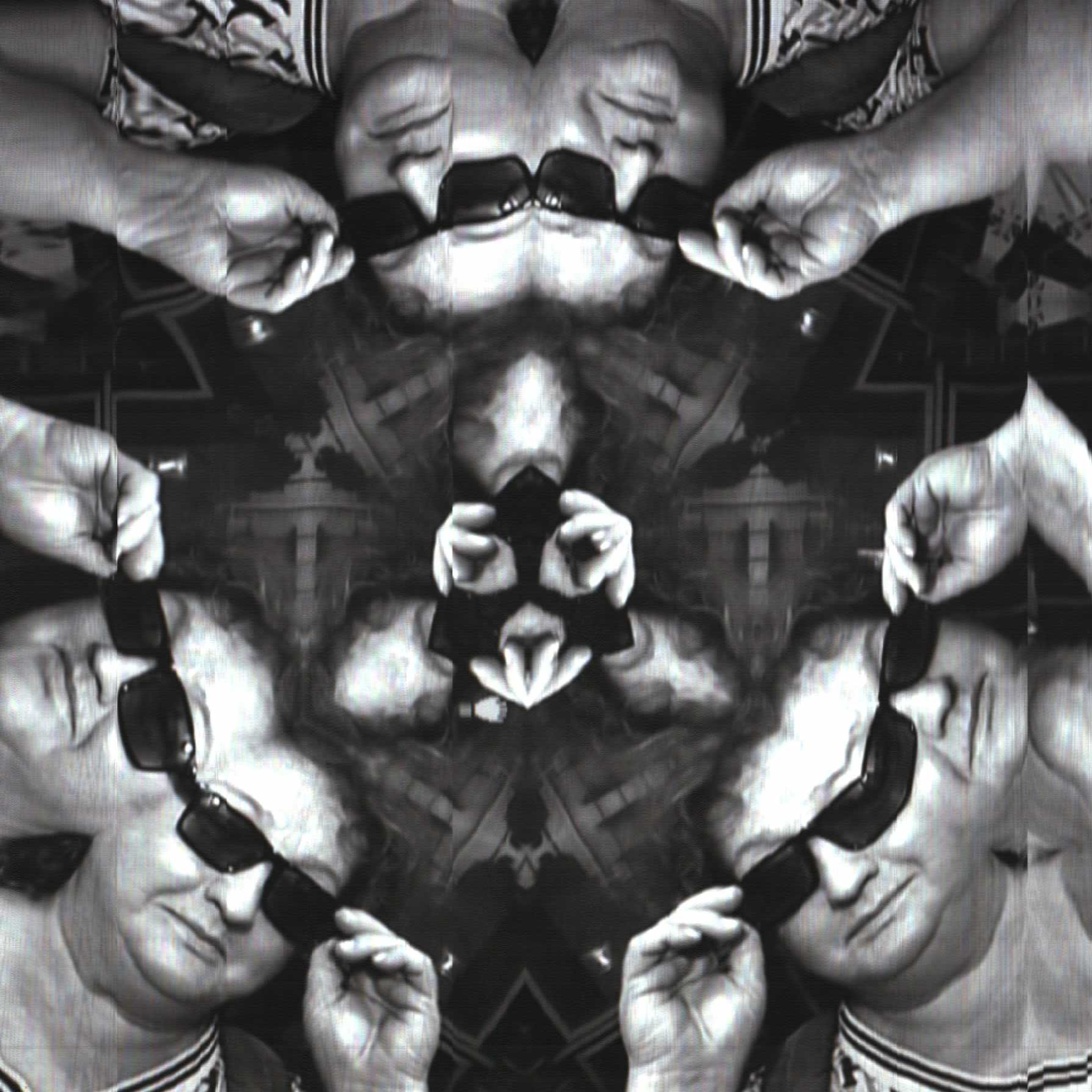 Fluxus Selfie Machine. Роман Ходырев — эзотериолог, художник, фотограф и музыкант. Санкт-Петербург, Рига