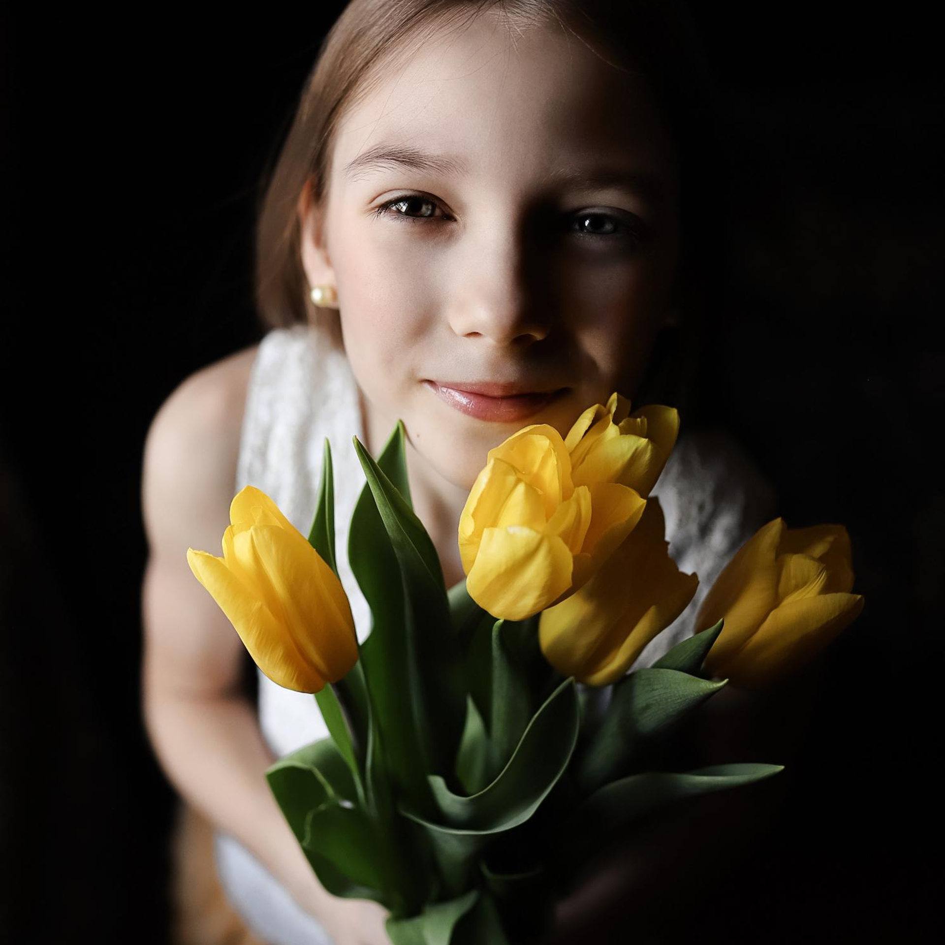 Домашняя съёмка. 8 Марта. Миланочка, Юля, Вероника. Март 2022