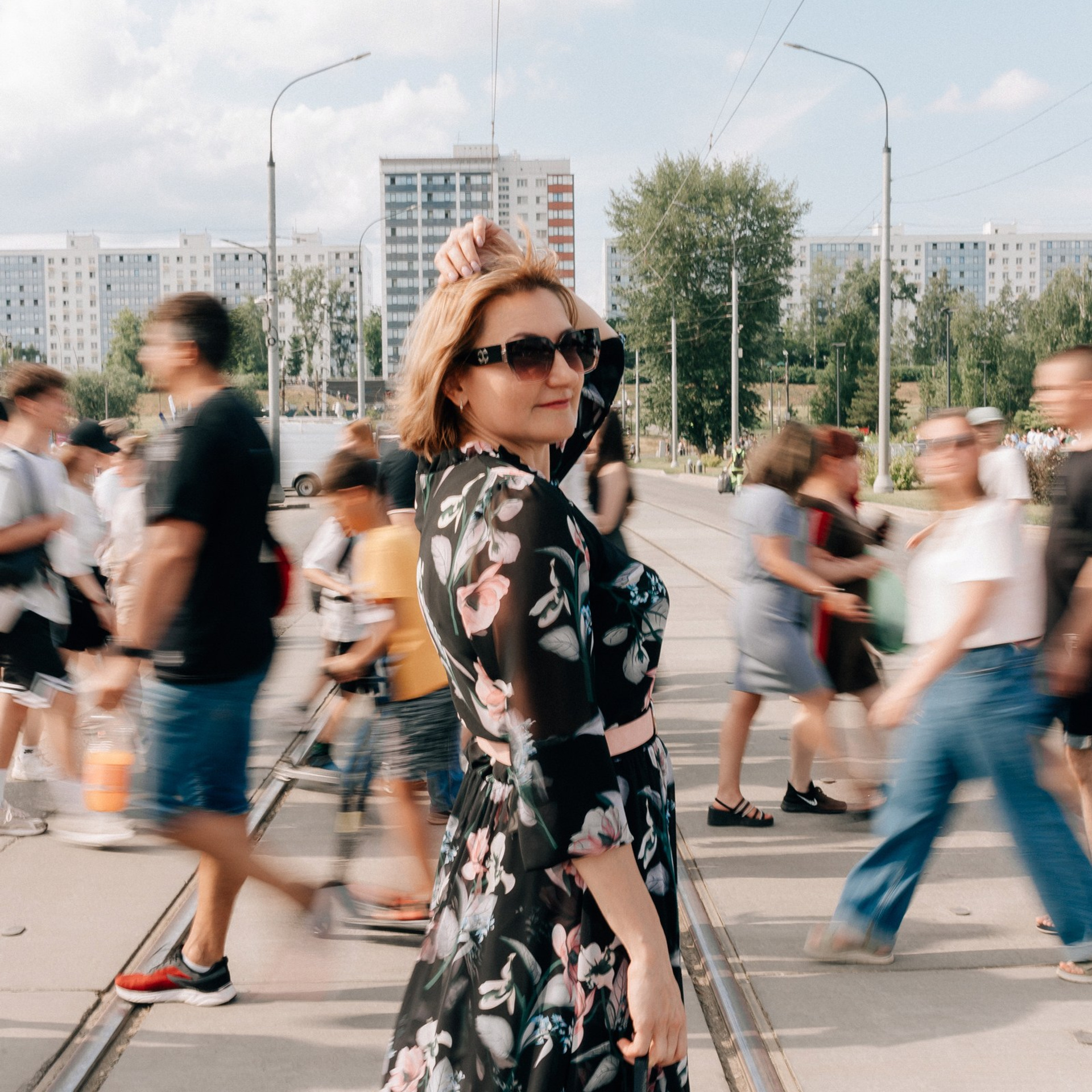 Серия смазы людей на заднем плане. Ирина. Июнь 2025