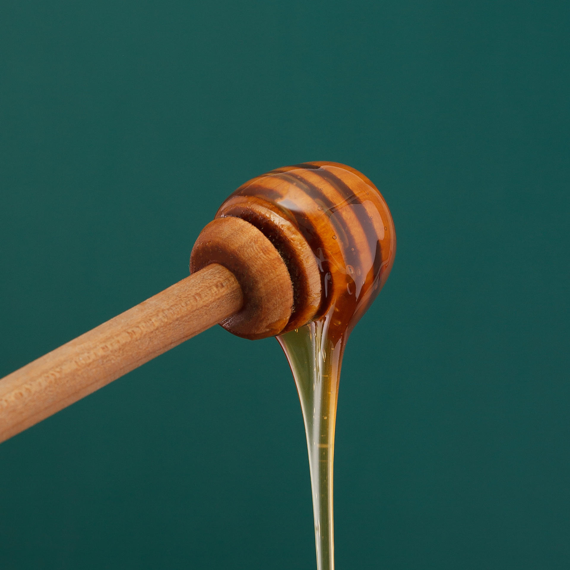 мед стекает с веретена для меда, фуд съемка барнаул, съемка продуктов питания, съемка продуктов для магазина, съемка продуктов для производителя