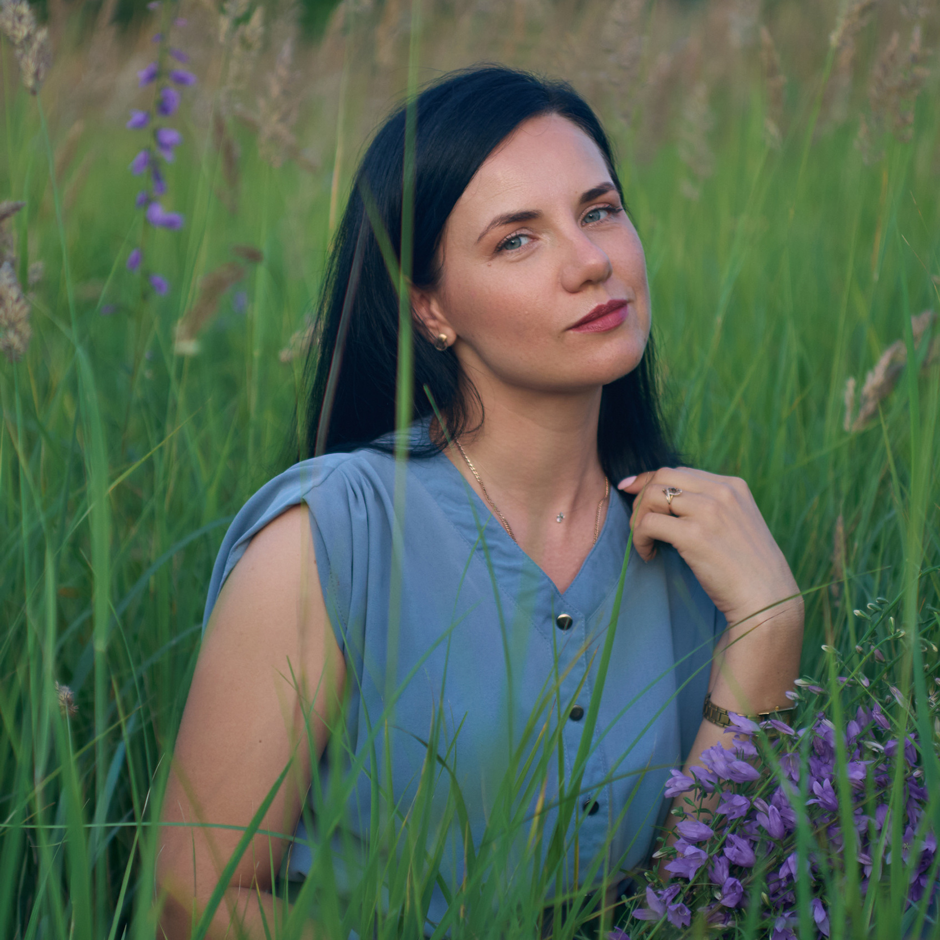 Фотосессия в поле с колокольчиками