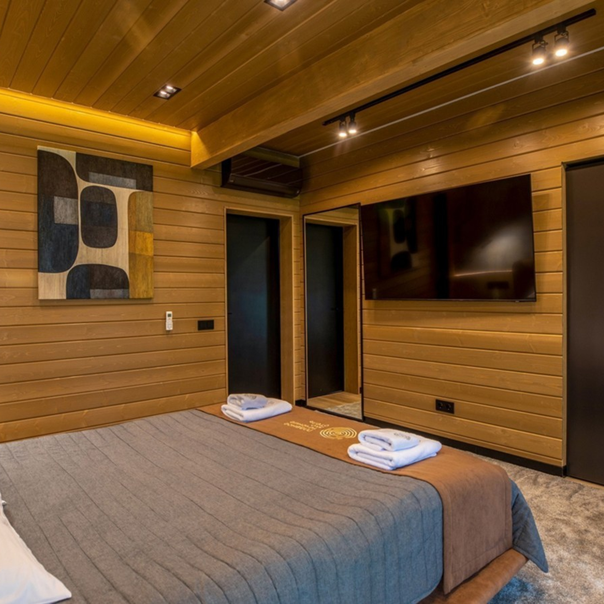 Стоимость фотосъемки недвижимости. Видеосъемка и фотосъемка свадеб. Фотограф и оператор на свадьбу. Видеосъемка подкастов, собственная видео-фотостудии. Предметная фотосъемка