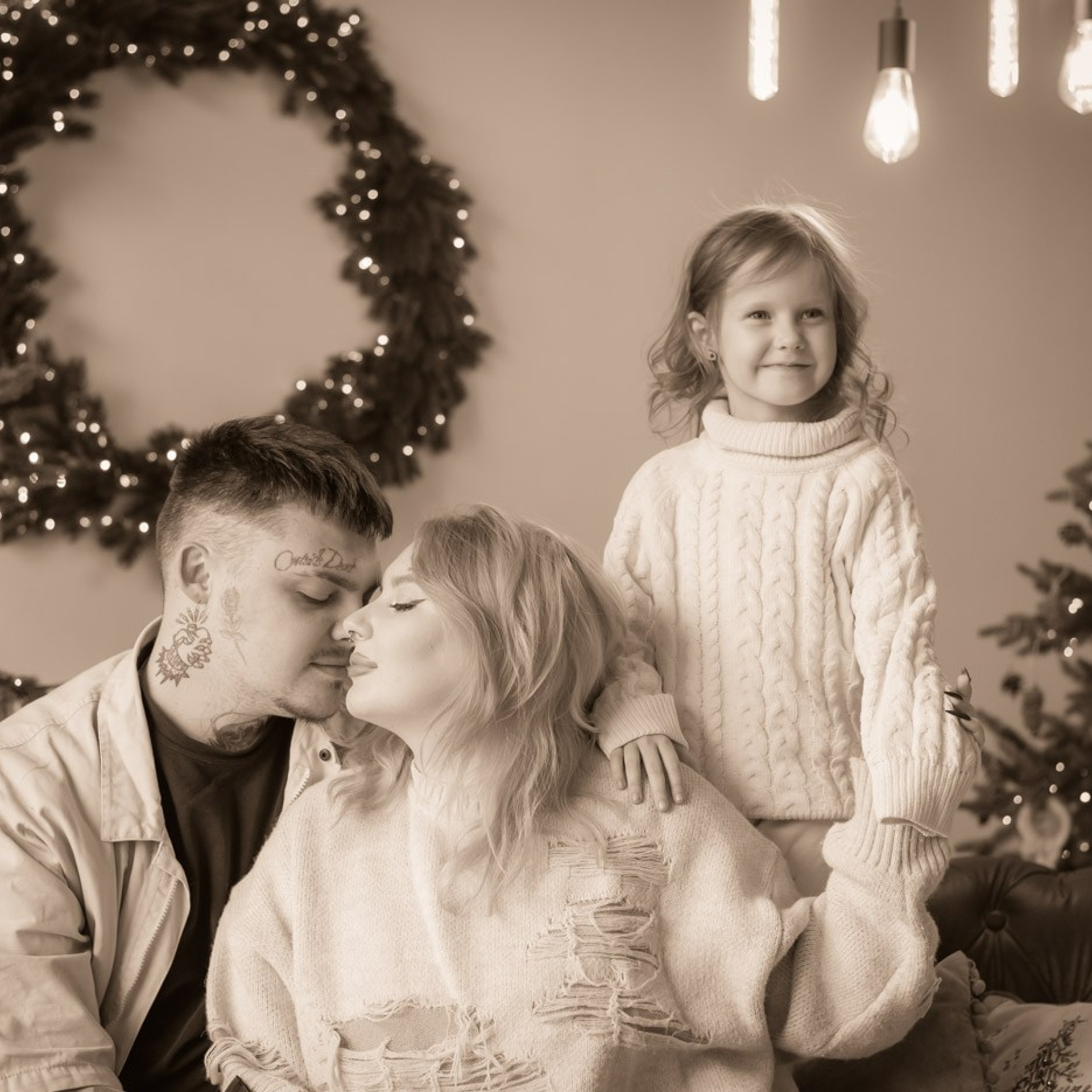 Аня с семьей