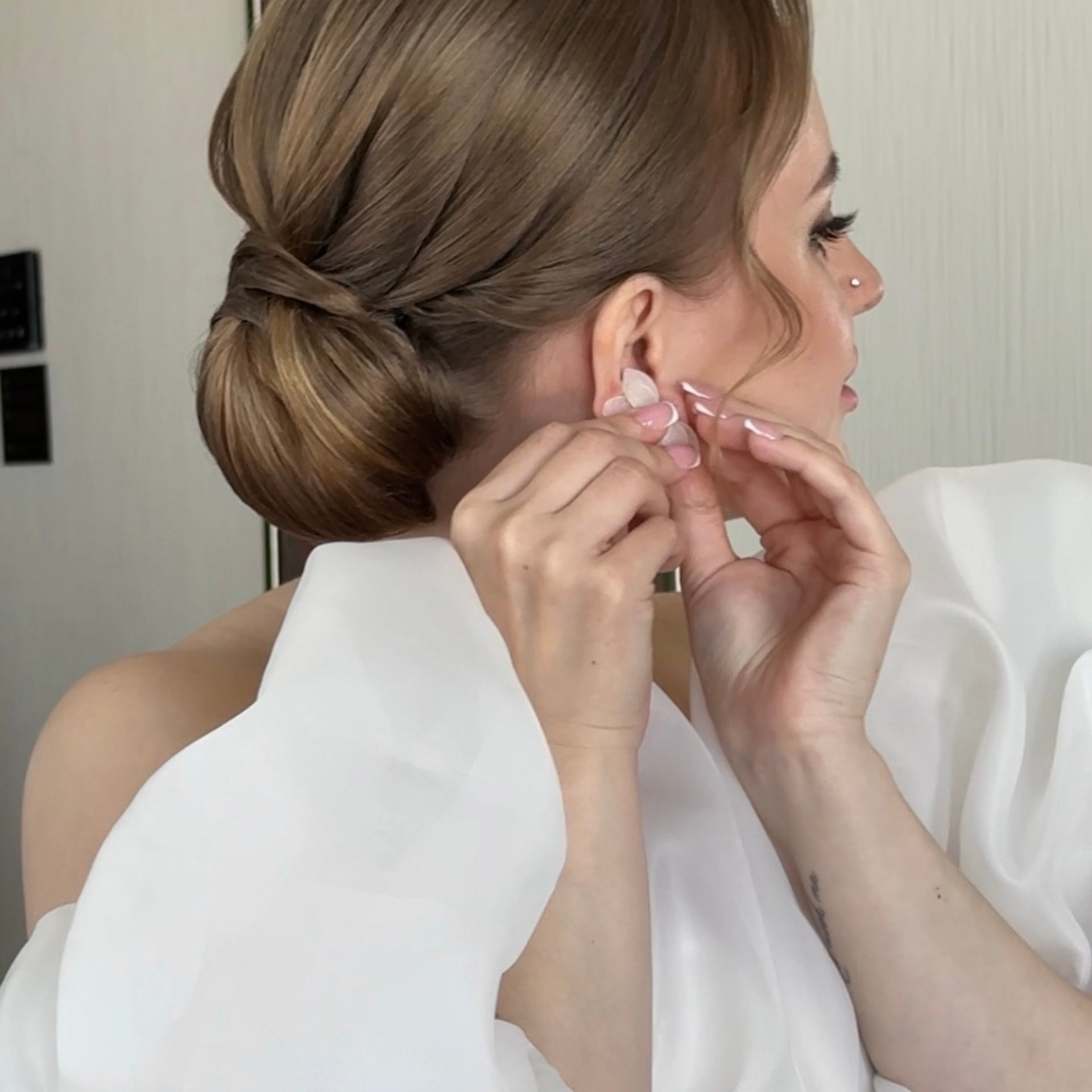 Невеста с низким гладким пучком