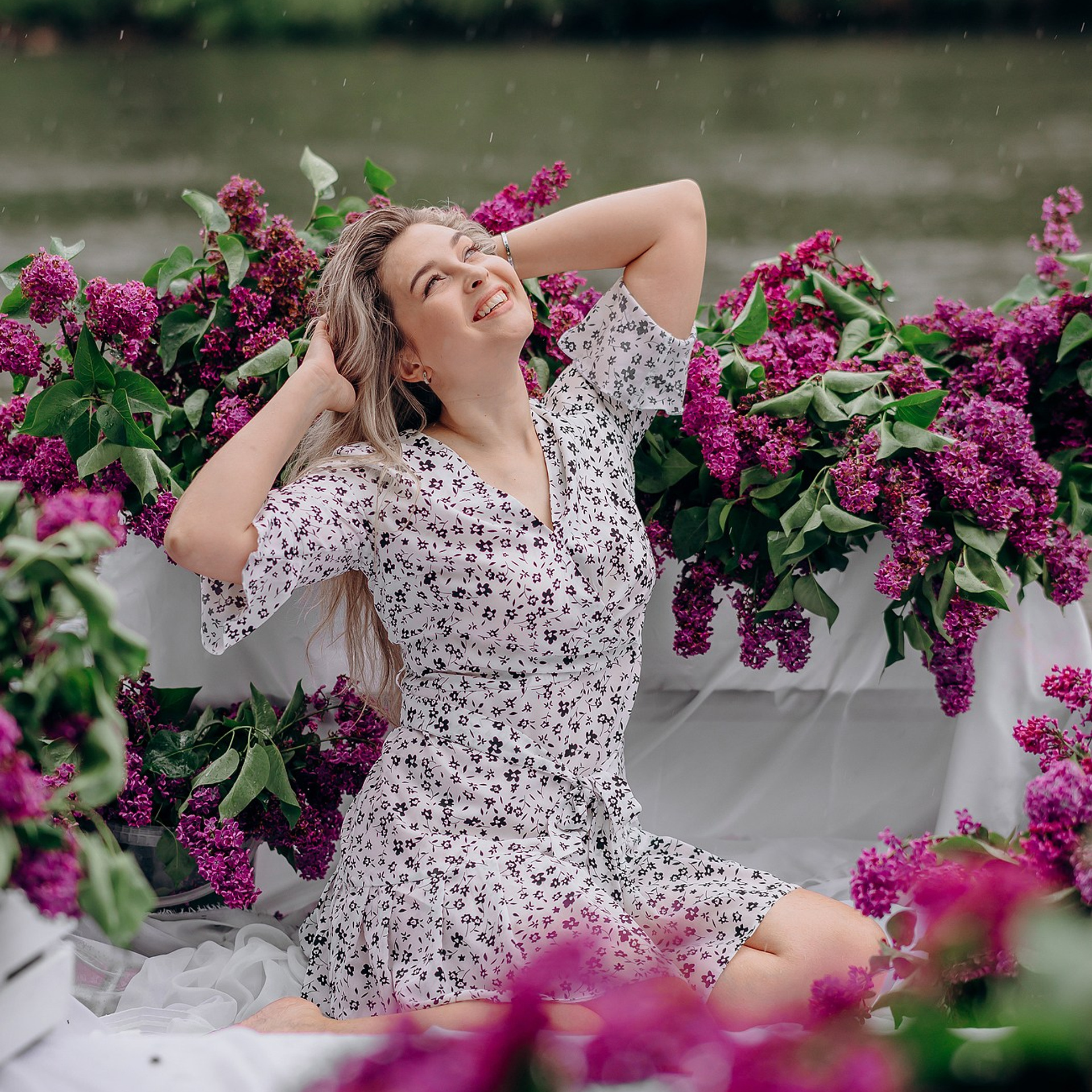 Елена в лодке с сиренью