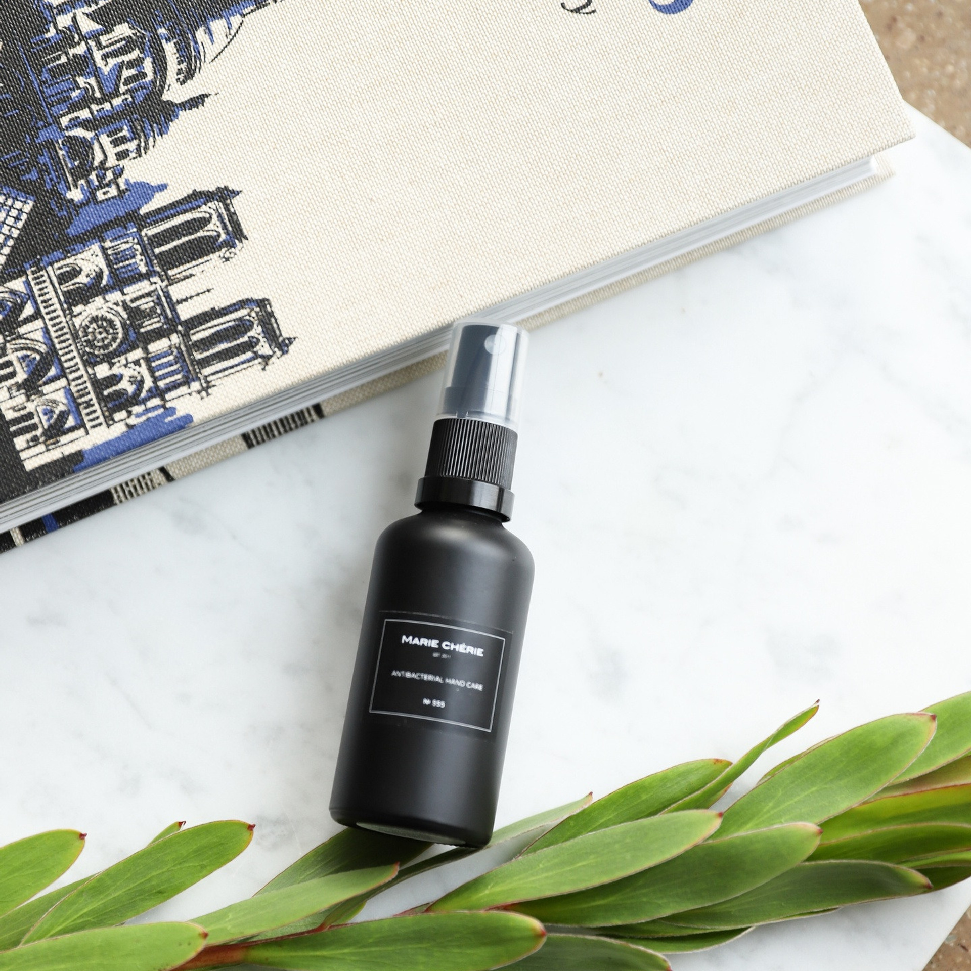 Свечи и спреи. ФОТОГРАФ ОКСАНА БРЭДШОУ