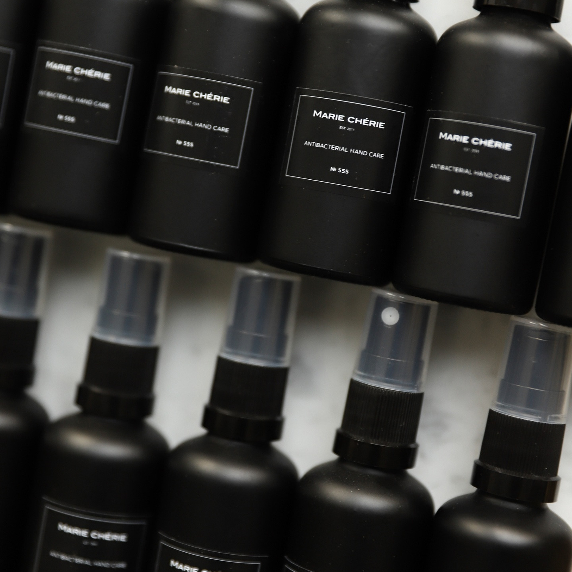 Свечи и спреи. ФОТОГРАФ ОКСАНА БРЭДШОУ