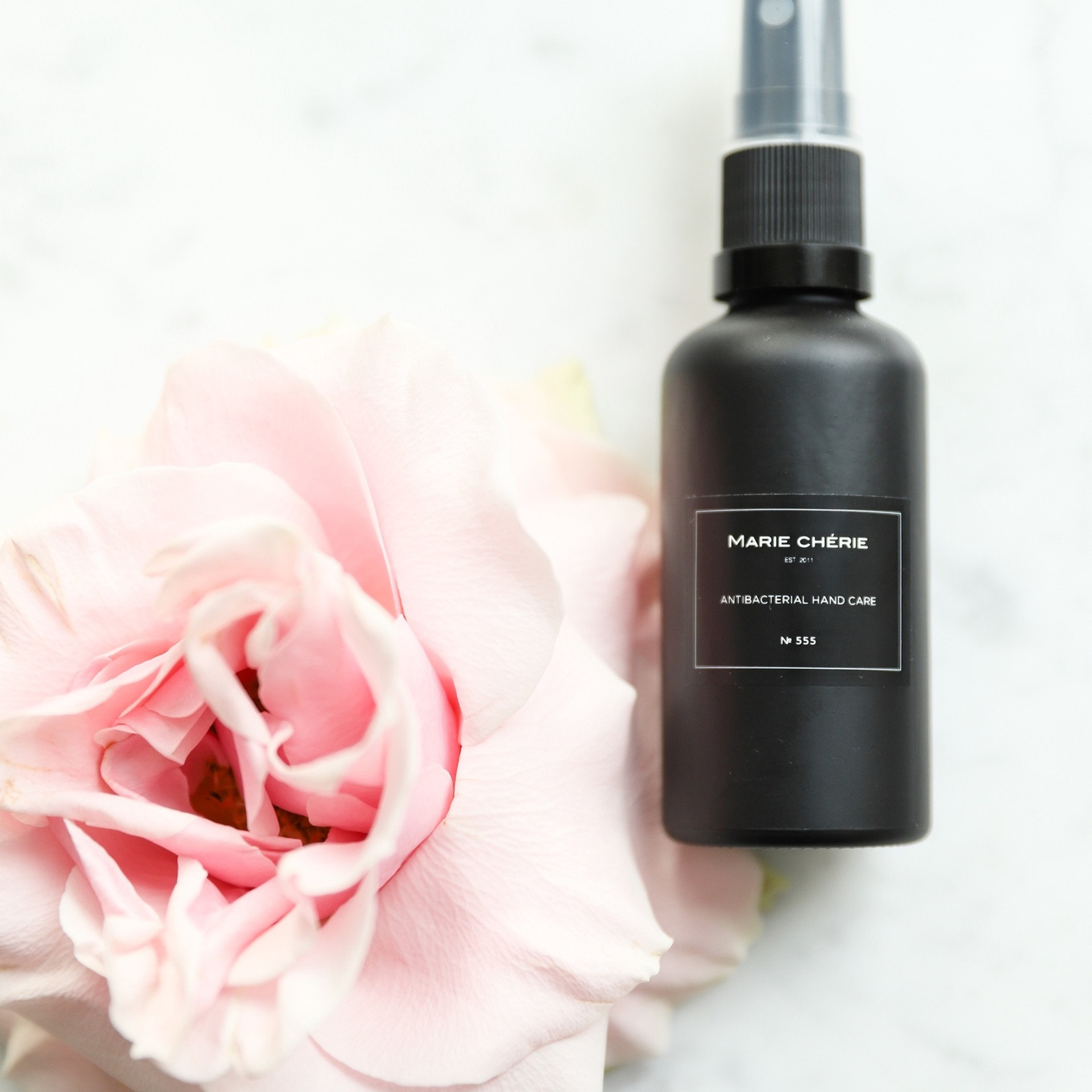 Свечи и спреи. ФОТОГРАФ ОКСАНА БРЭДШОУ