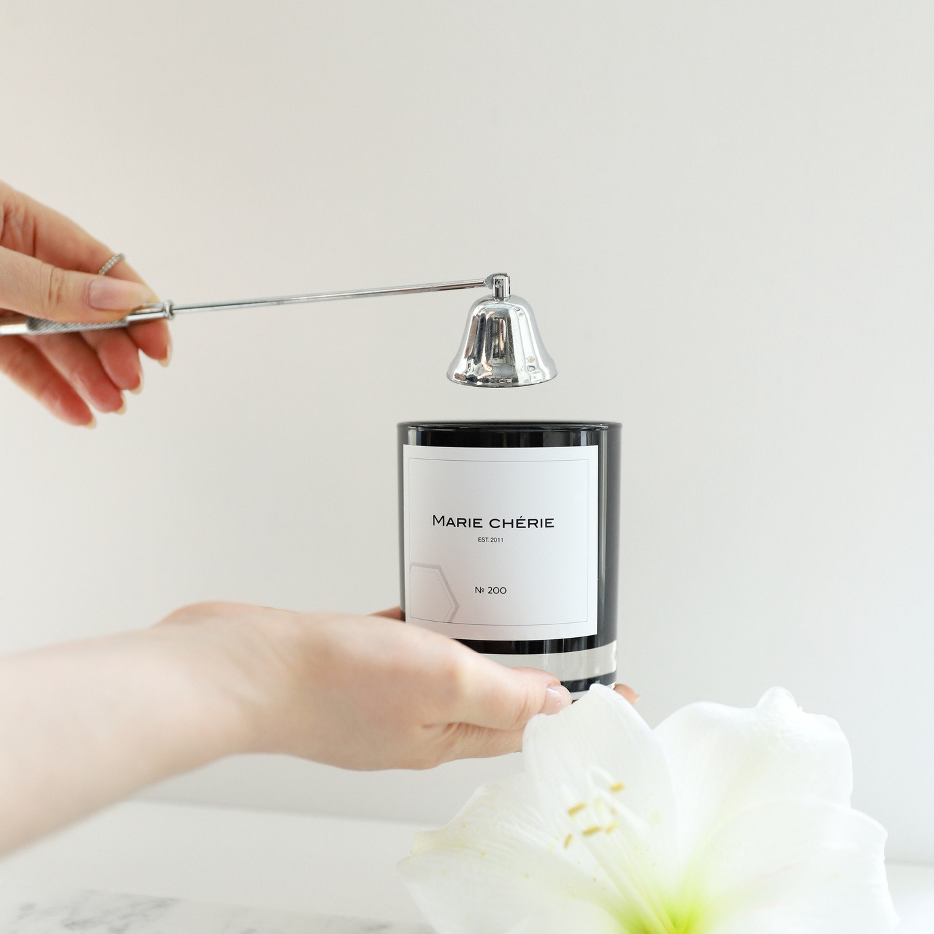 Свечи и спреи. ФОТОГРАФ ОКСАНА БРЭДШОУ