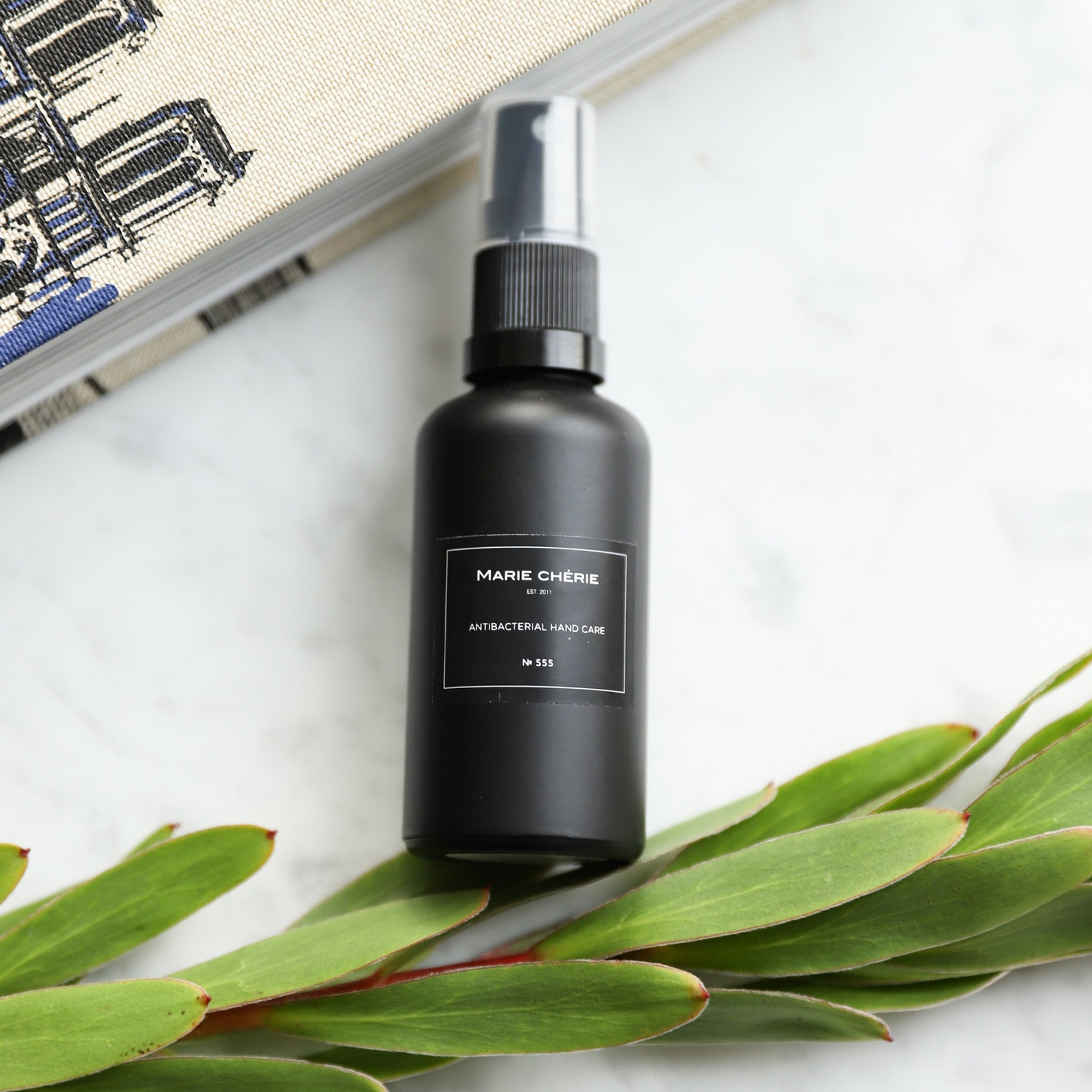 Свечи и спреи. ФОТОГРАФ ОКСАНА БРЭДШОУ