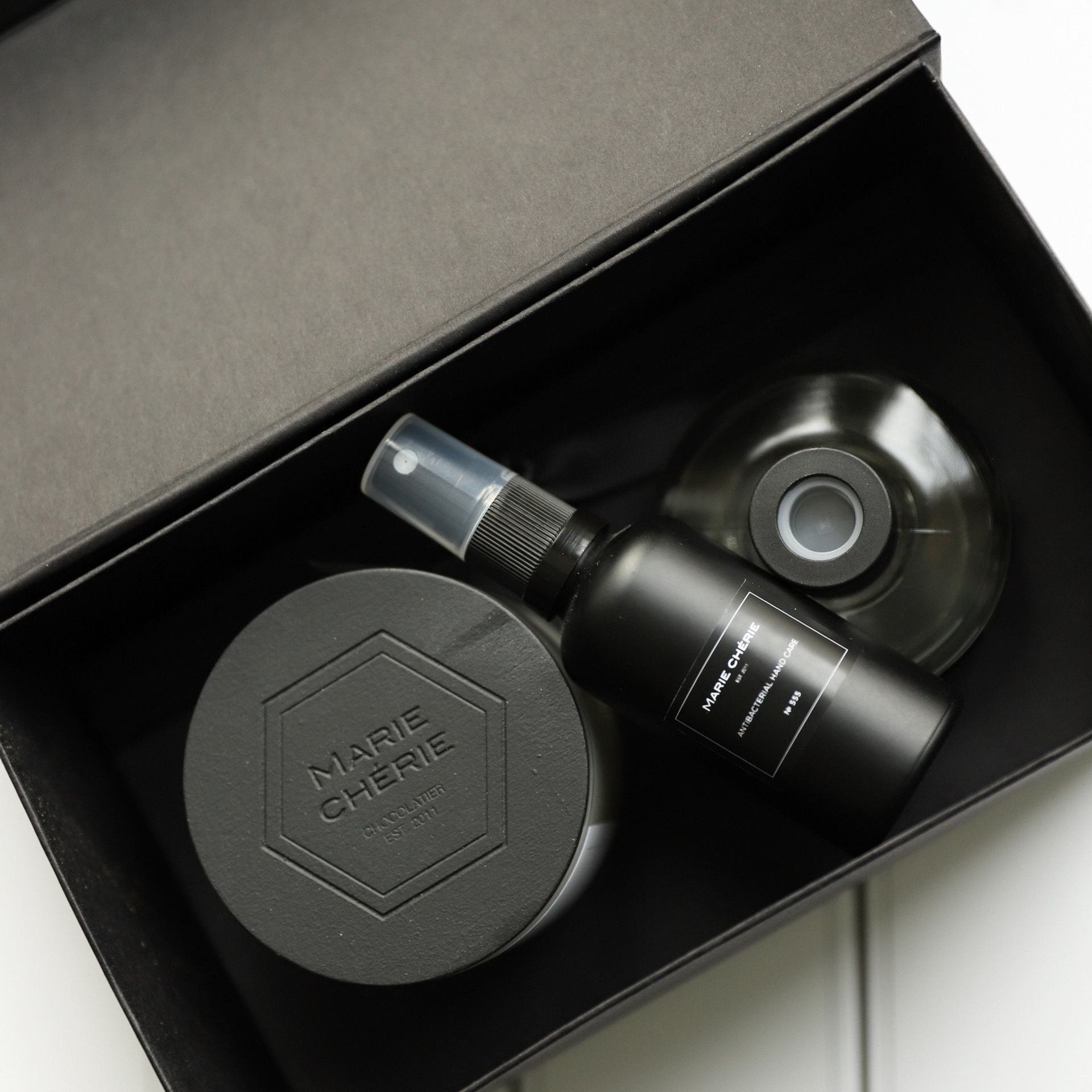 Свечи и спреи. ФОТОГРАФ ОКСАНА БРЭДШОУ