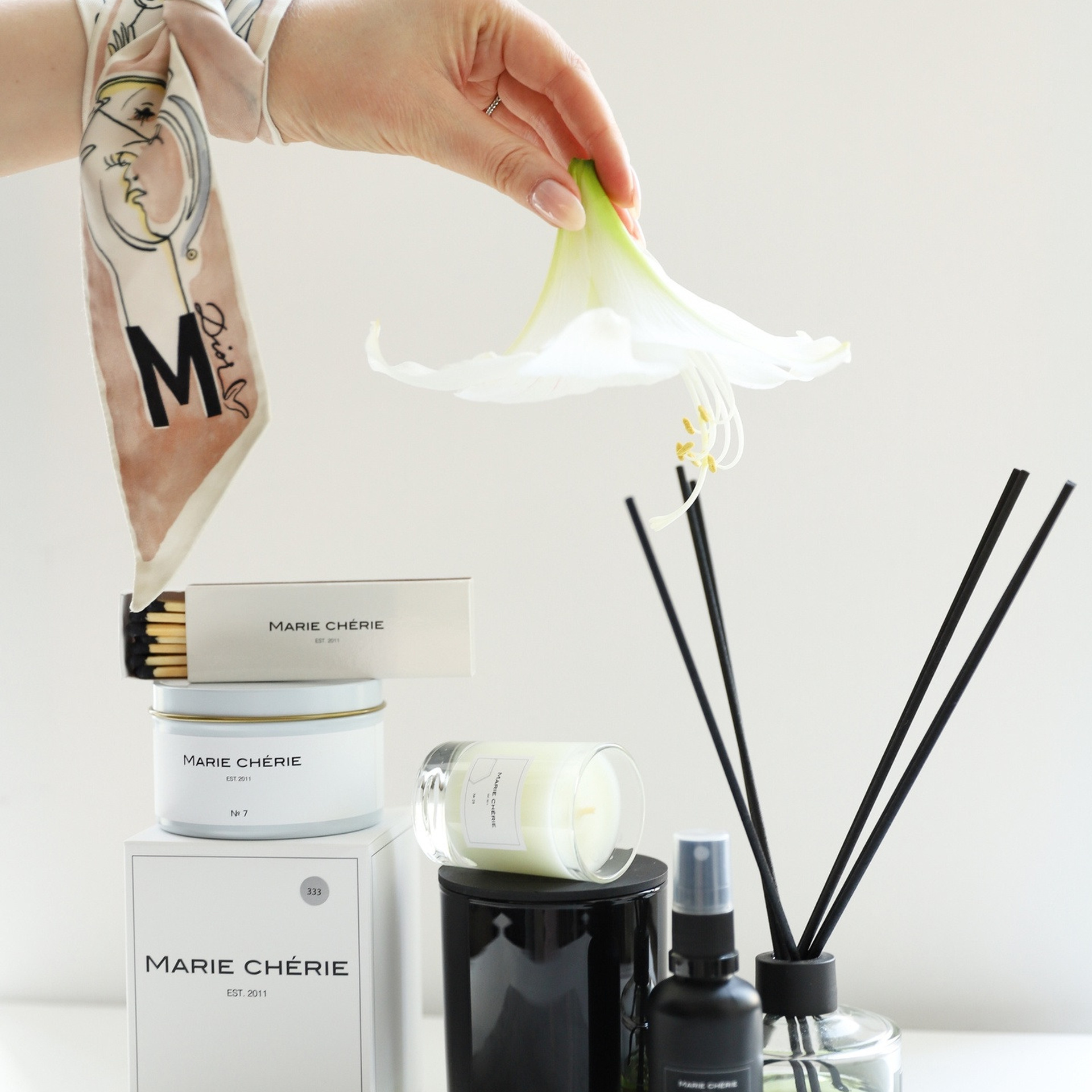 Свечи и спреи. ФОТОГРАФ ОКСАНА БРЭДШОУ