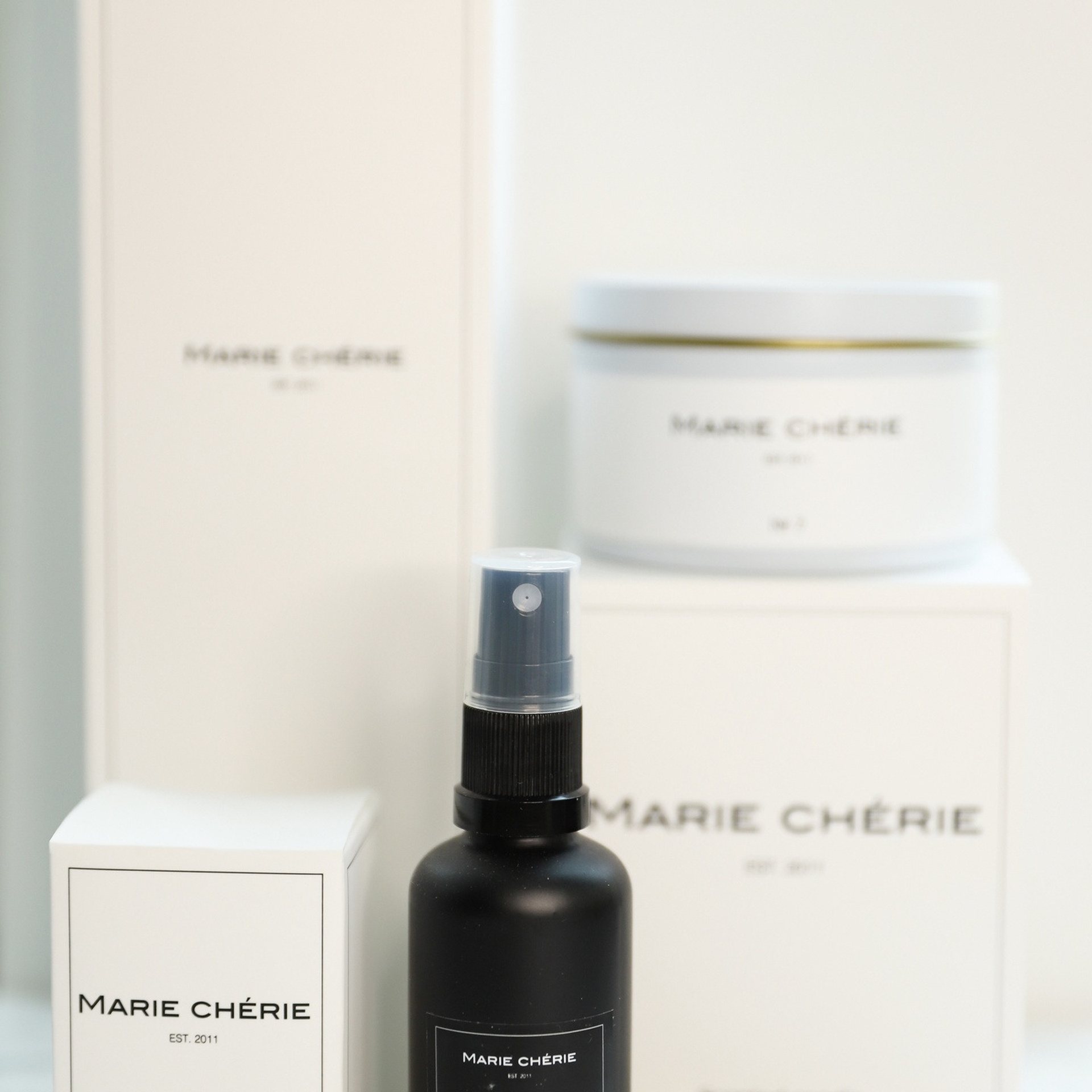 Свечи и спреи. ФОТОГРАФ ОКСАНА БРЭДШОУ