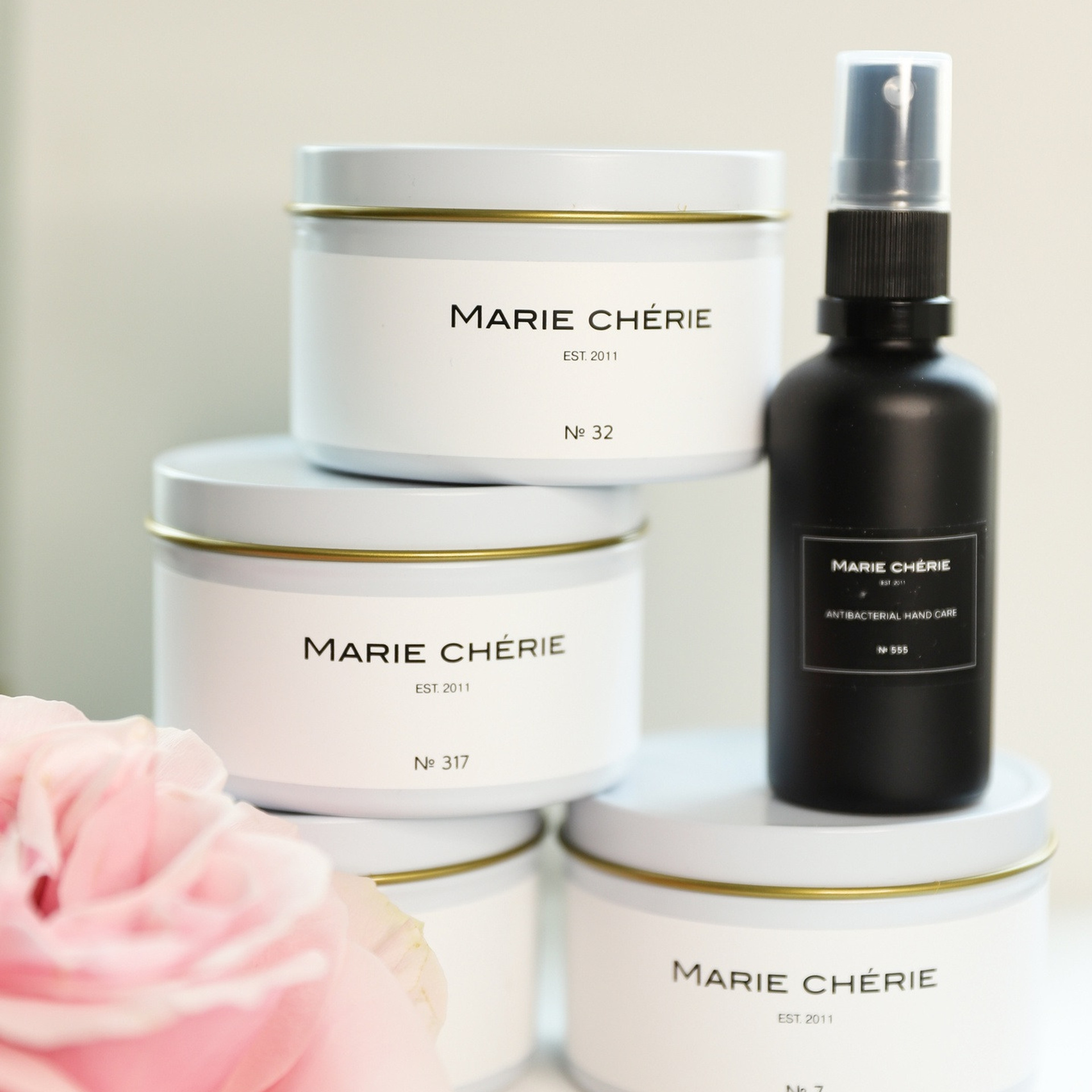 Свечи и спреи. ФОТОГРАФ ОКСАНА БРЭДШОУ