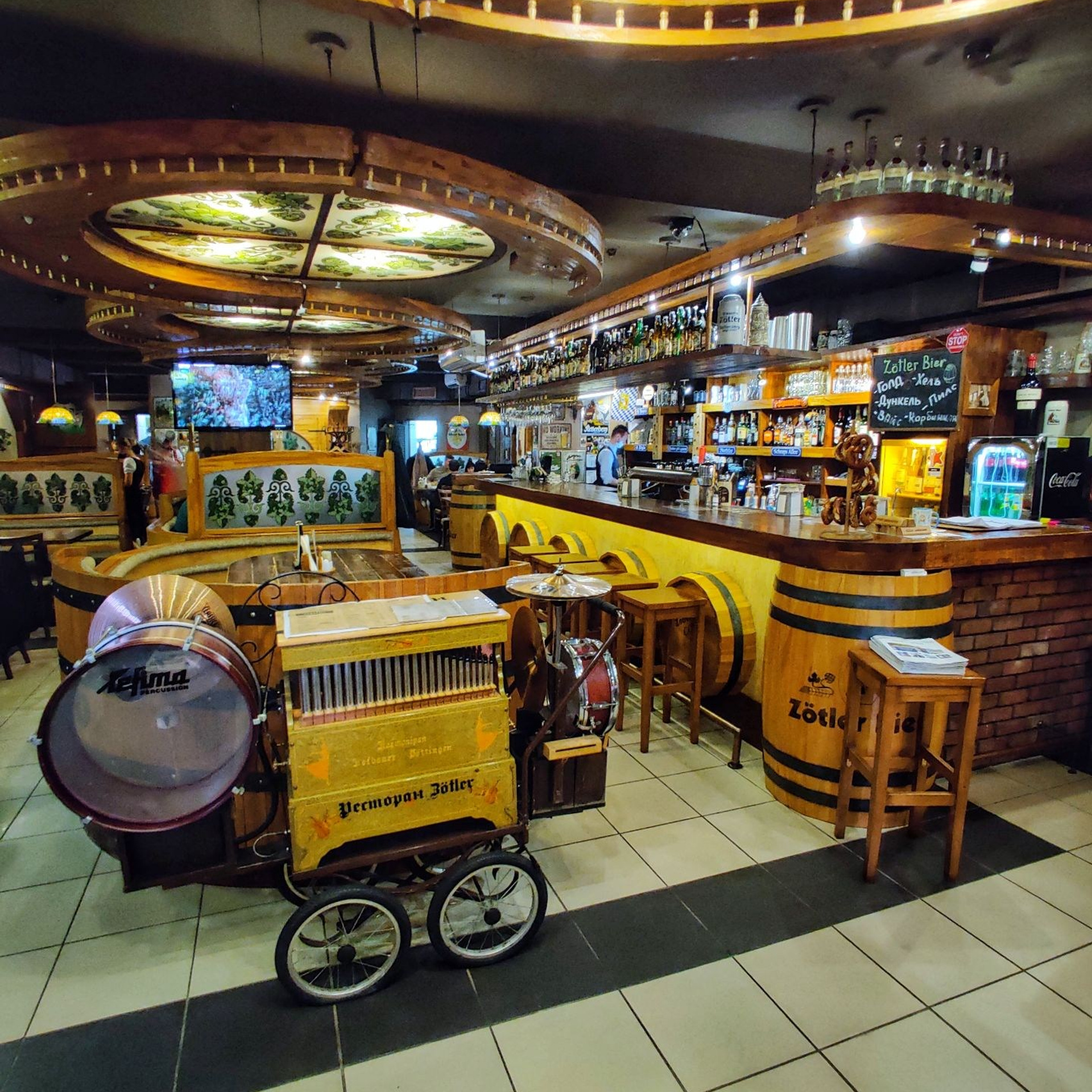 Интерьер баварского ресторана Zotler в Калининграде