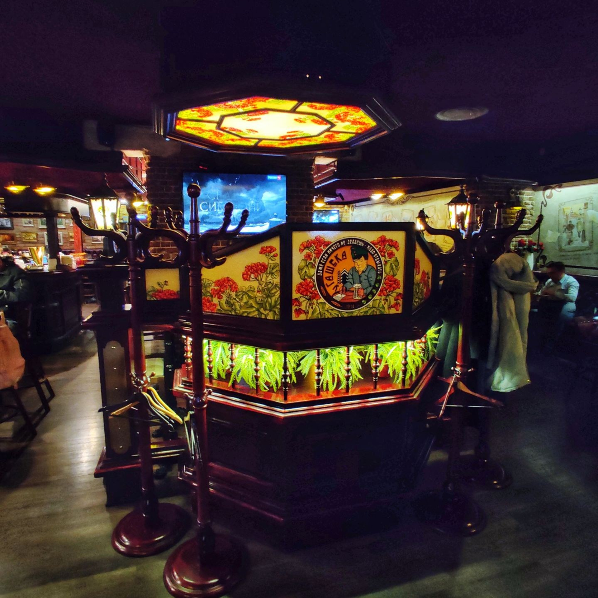 Барная стойка с декоративной перегородкой в азиатском стиле в интерьере ресторана