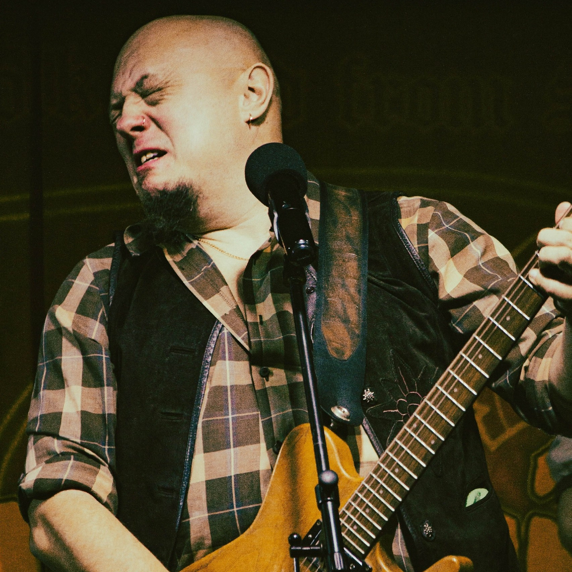 Тролль гнёт ель