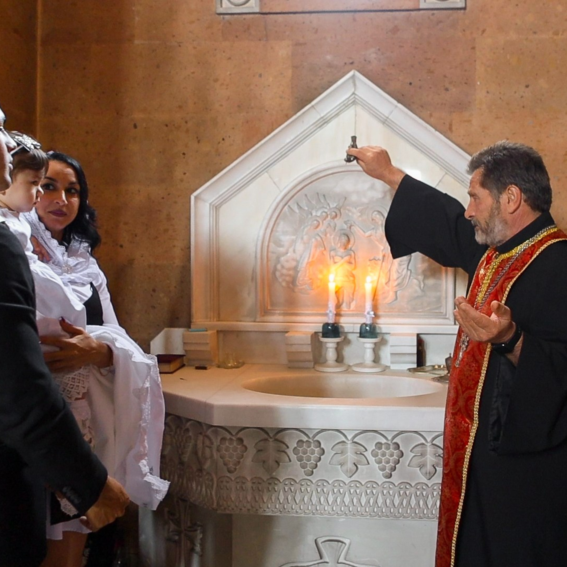 Таинство Крещения в Армянской церкви. Коммерческий фотограф Яна Беличенко Анапа Краснодарский край