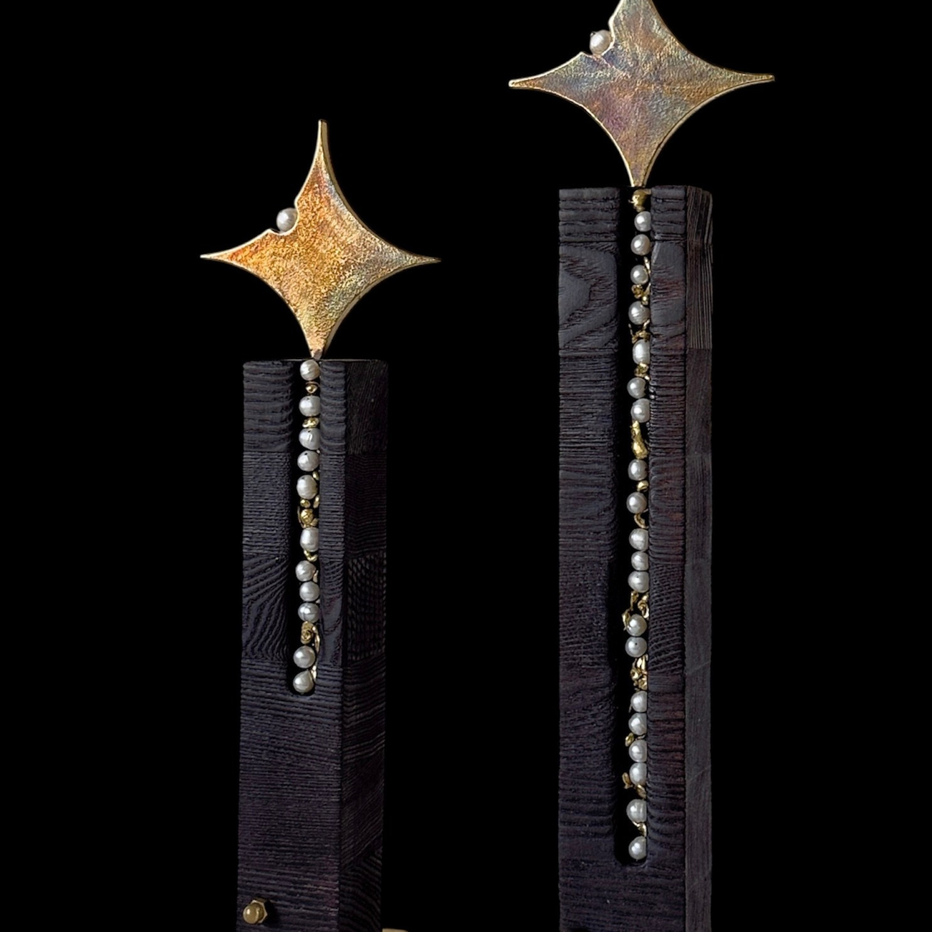 Star Pearls&nbsp;— скульптура из дерева и латуни  Алисы 47.XII в полный рост