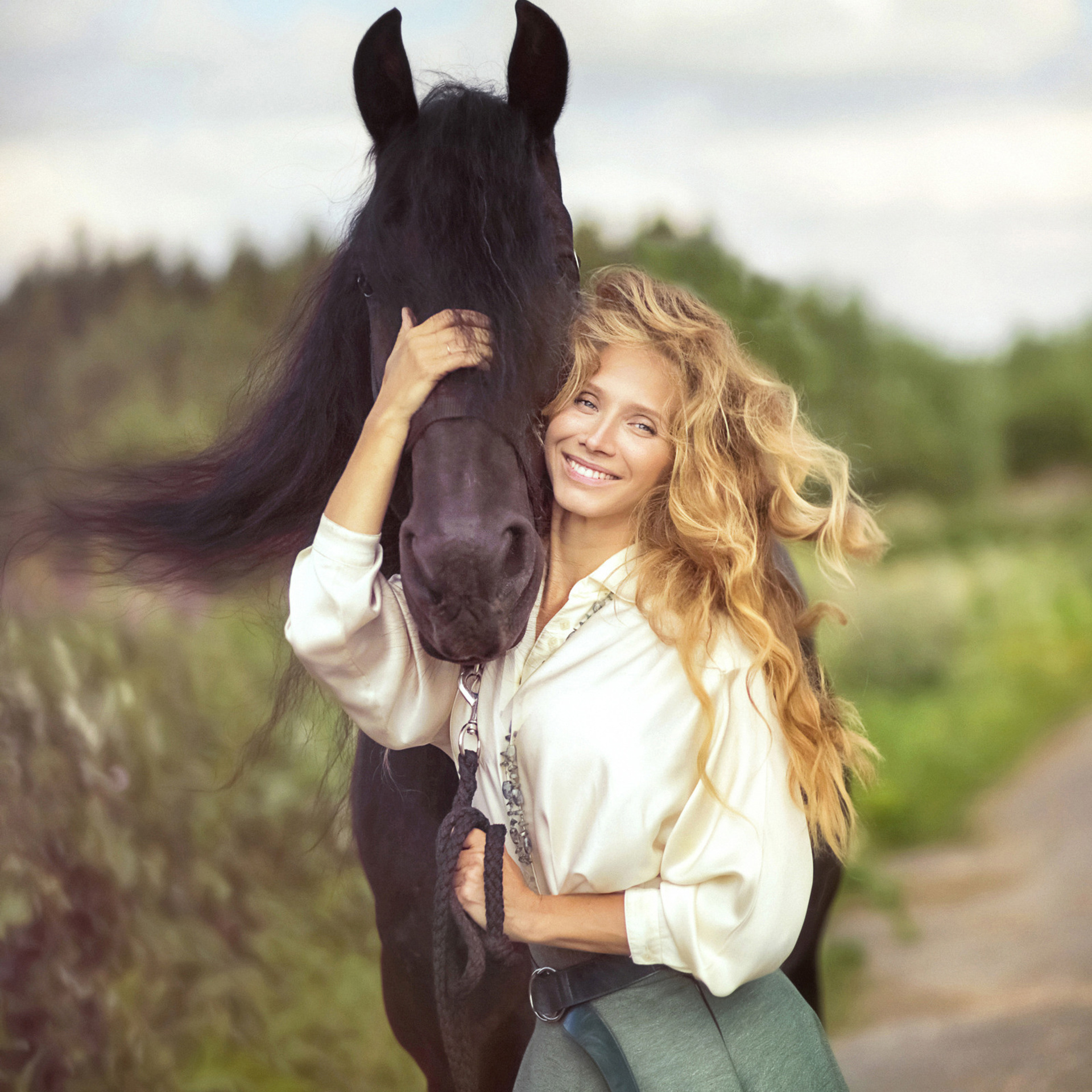 Аня и фризский конь Гриша