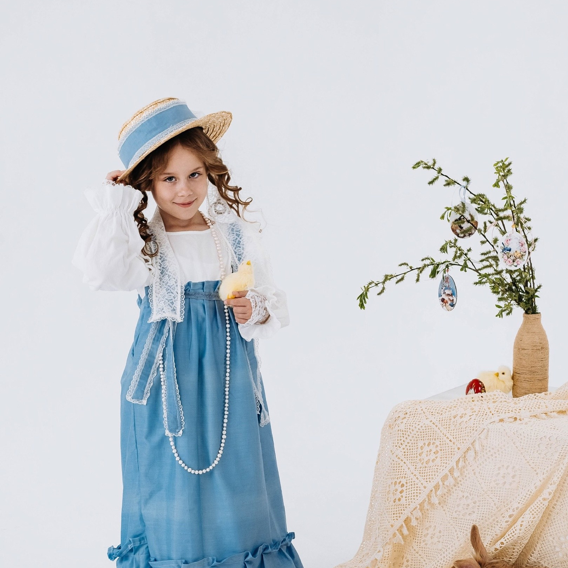 Голубой наряд "Маленькая леди".🔹Шляпа с кружевными лентами - 54-56 размер;🔹Митенки кружевные белые (универсальный размер);🔹Зонтик от солнца;🔹Ободок и бусы,имитация жемчуг (серьги);🔹Платье нижнее белое 128-130 размер.(возможен вариант со своей блузкой);🔹Сарафан голубой 128-140 размер(регулируется пояс и длина лямок).✅Материал хлопок.