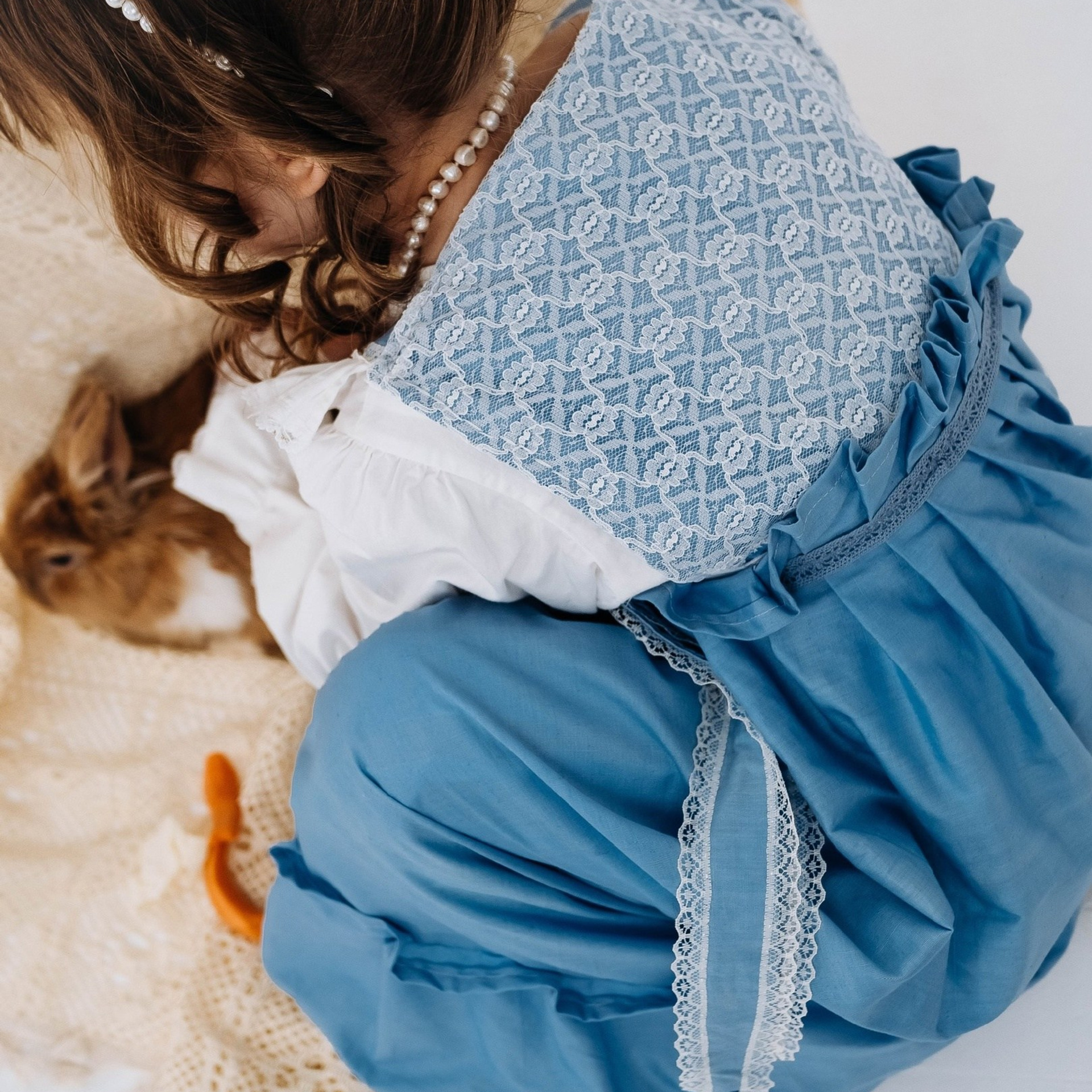 Голубой наряд "Маленькая леди".🔹Шляпа с кружевными лентами - 54-56 размер;🔹Митенки кружевные белые (универсальный размер);🔹Зонтик от солнца;🔹Ободок и бусы,имитация жемчуг (серьги);🔹Платье нижнее белое 128-130 размер.(возможен вариант со своей блузкой);🔹Сарафан голубой 128-140 размер(регулируется пояс и длина лямок).✅Материал хлопок.