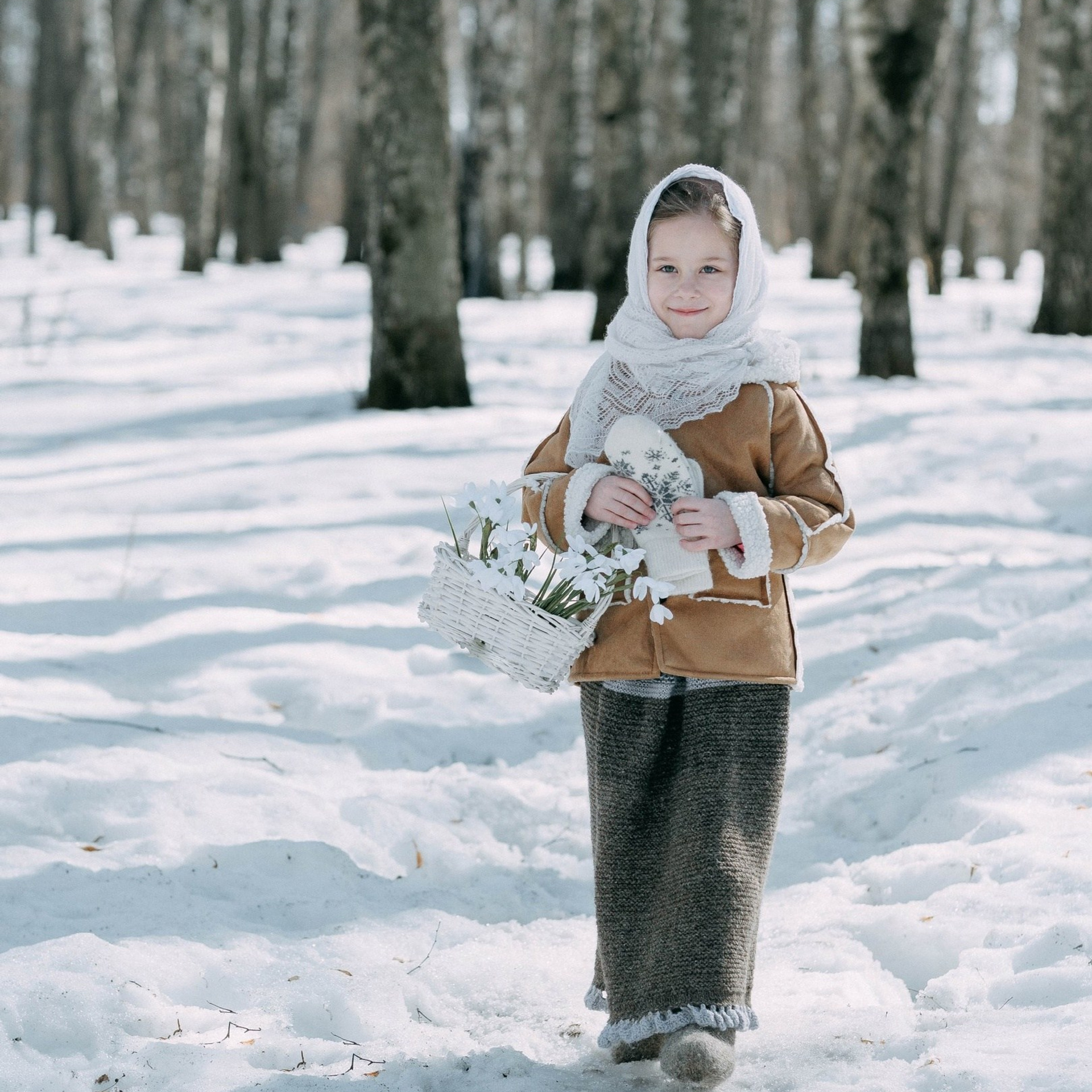 Образ Насти из сказки "12 месяцев". Платок, дубленка тонкая, подснежники с корзинкой, теплая шерстяная юбка. Размер 110-130.