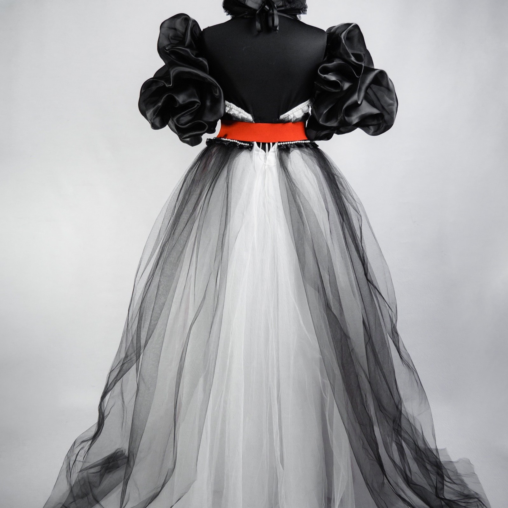 Образ королевы: воротник,рукава,платье,пояс. Размер 46-48. рукава и пояс съемные. Вид сзади.