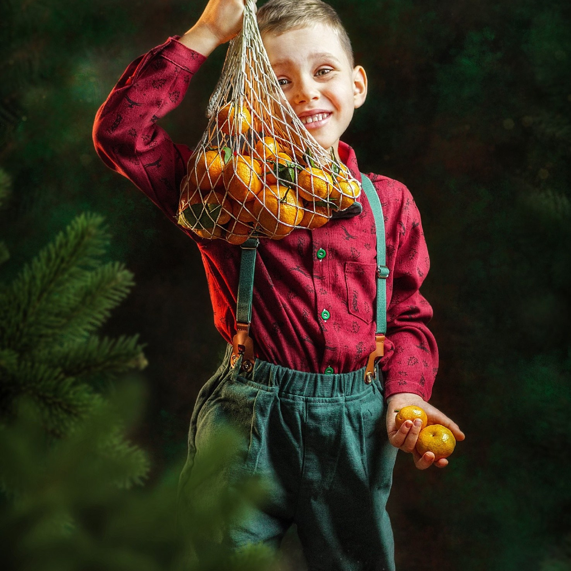 Комплект на мальчика, рубашка с новогодним рисунком, штаны на подтяжках, размер 134