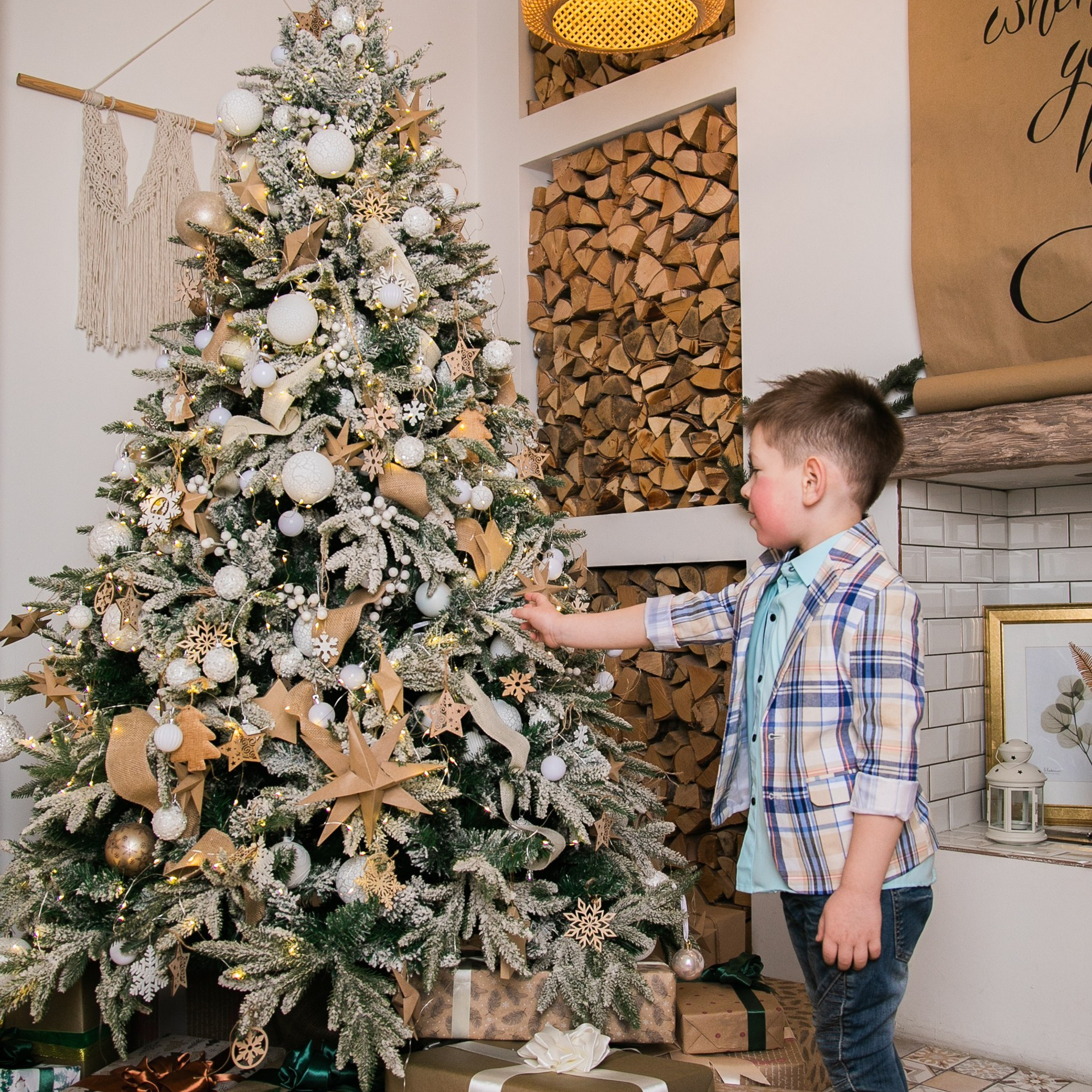 Алеша и Николь у елки