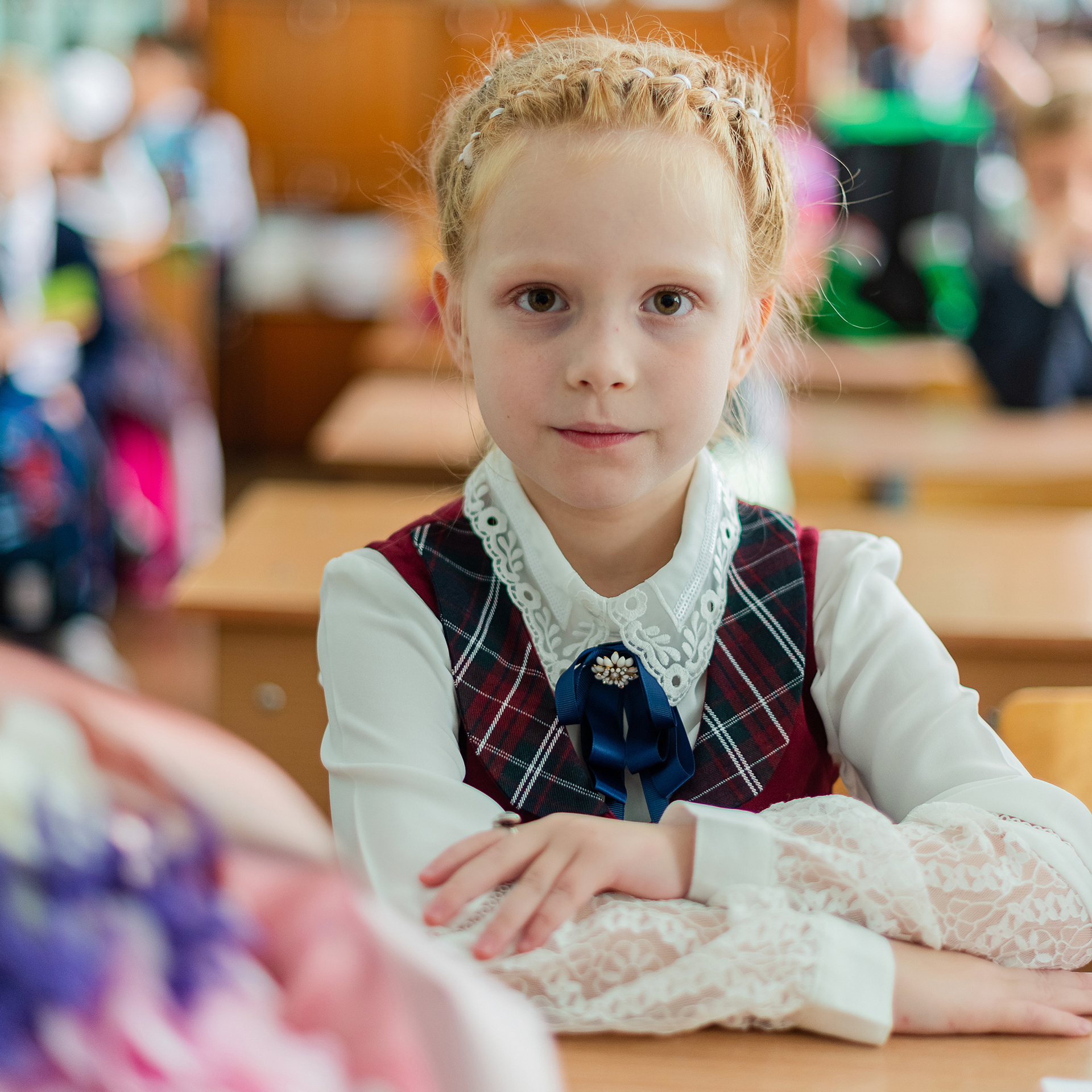 Съемка первоклашек в классе.